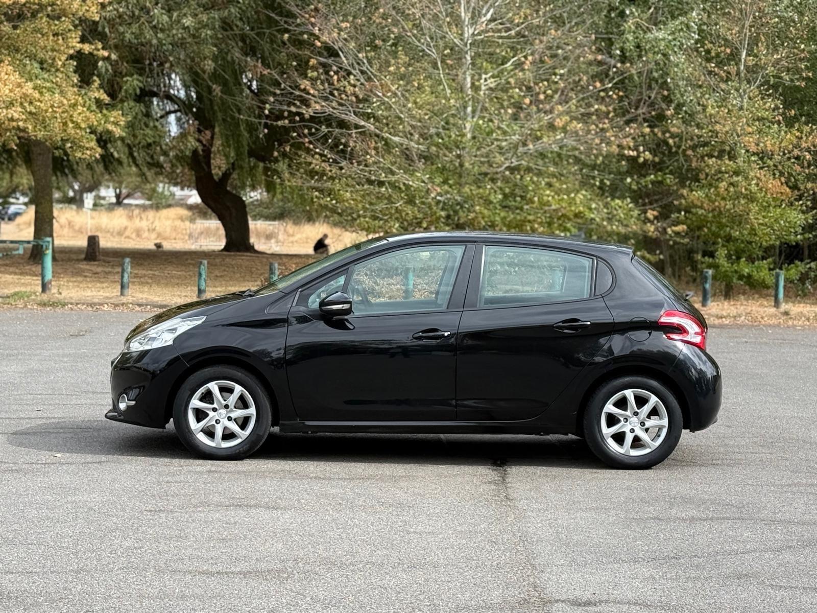 Peugeot 208 view 12