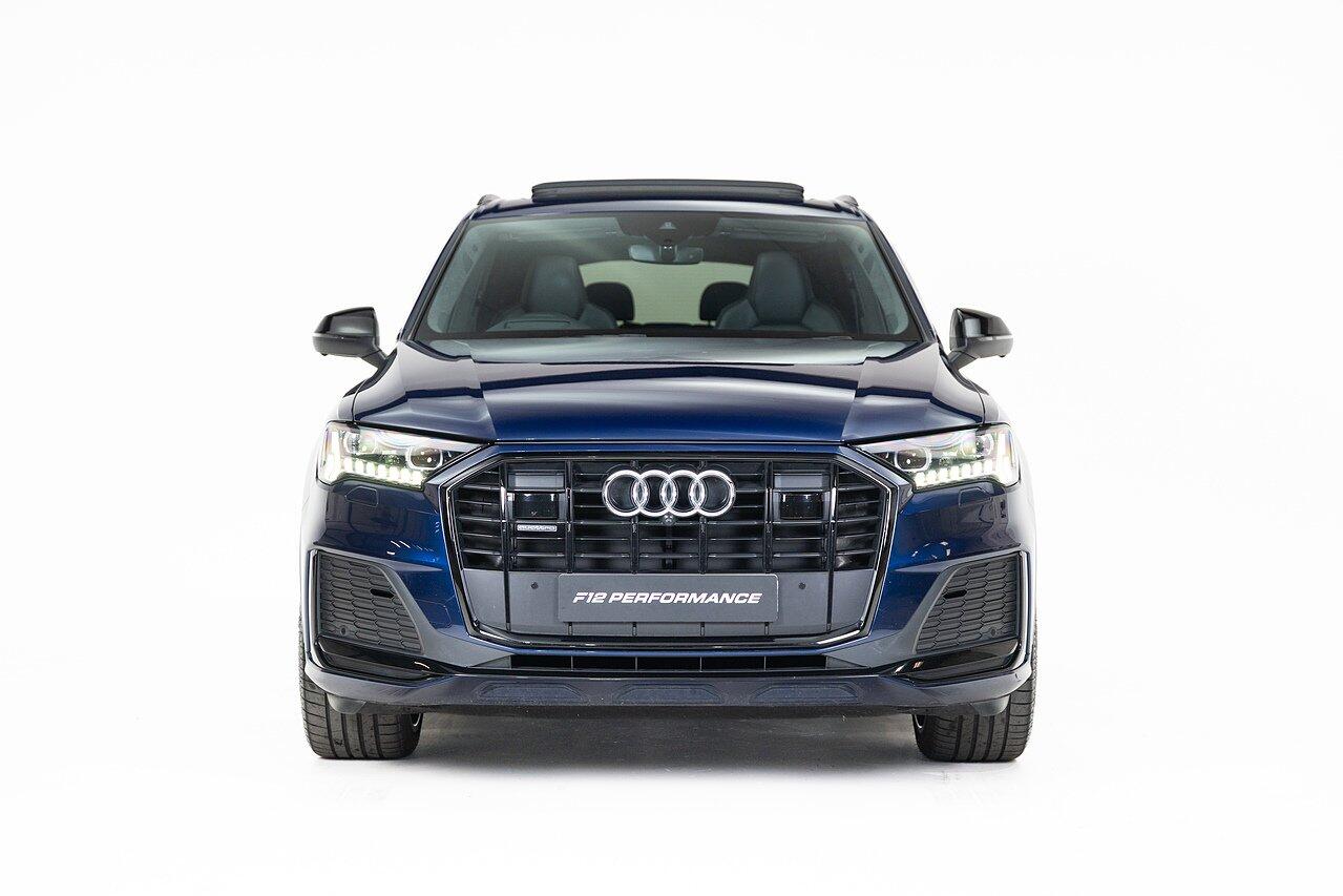 Audi Q7 view 12