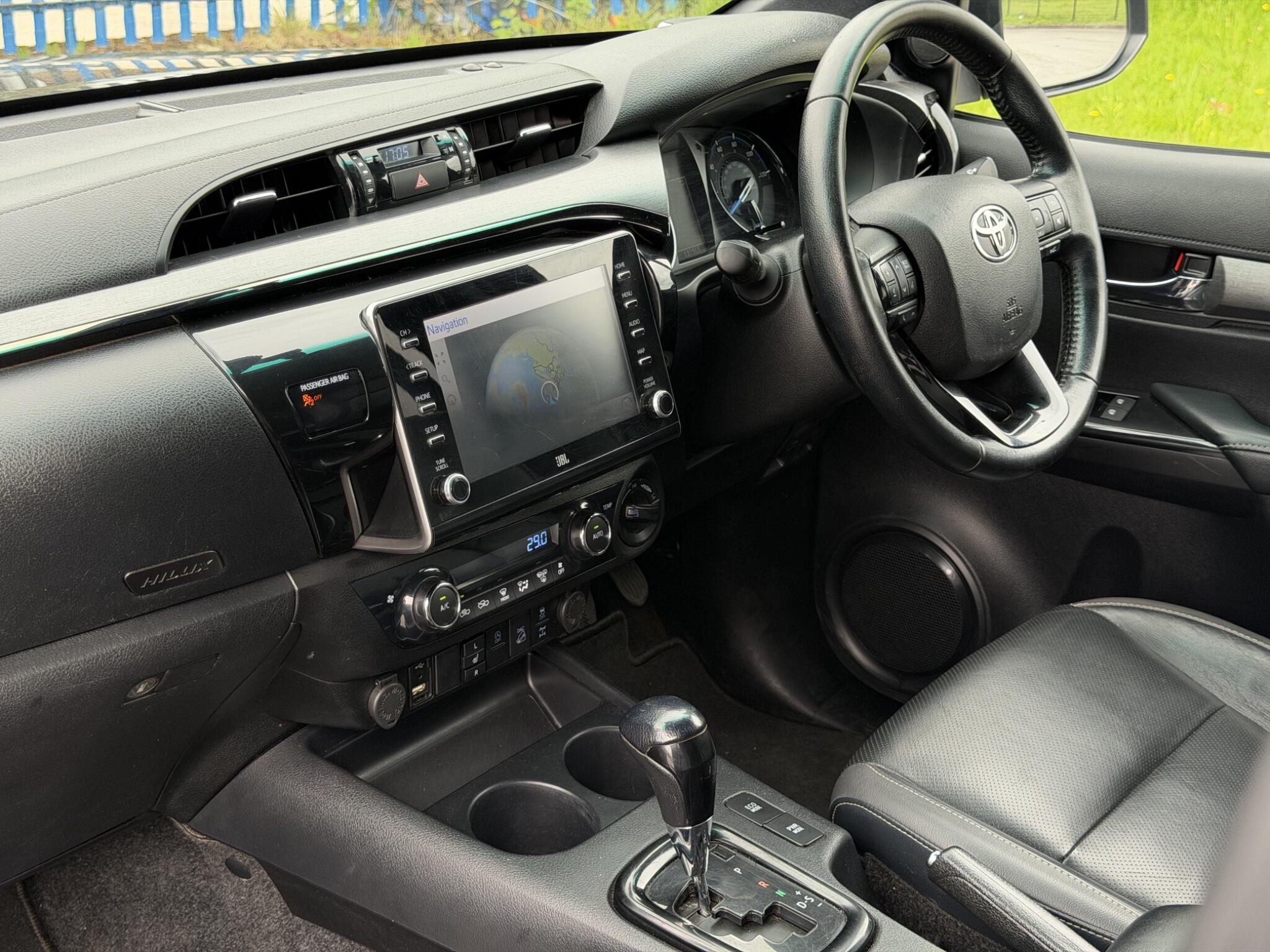 Toyota Hilux view 18