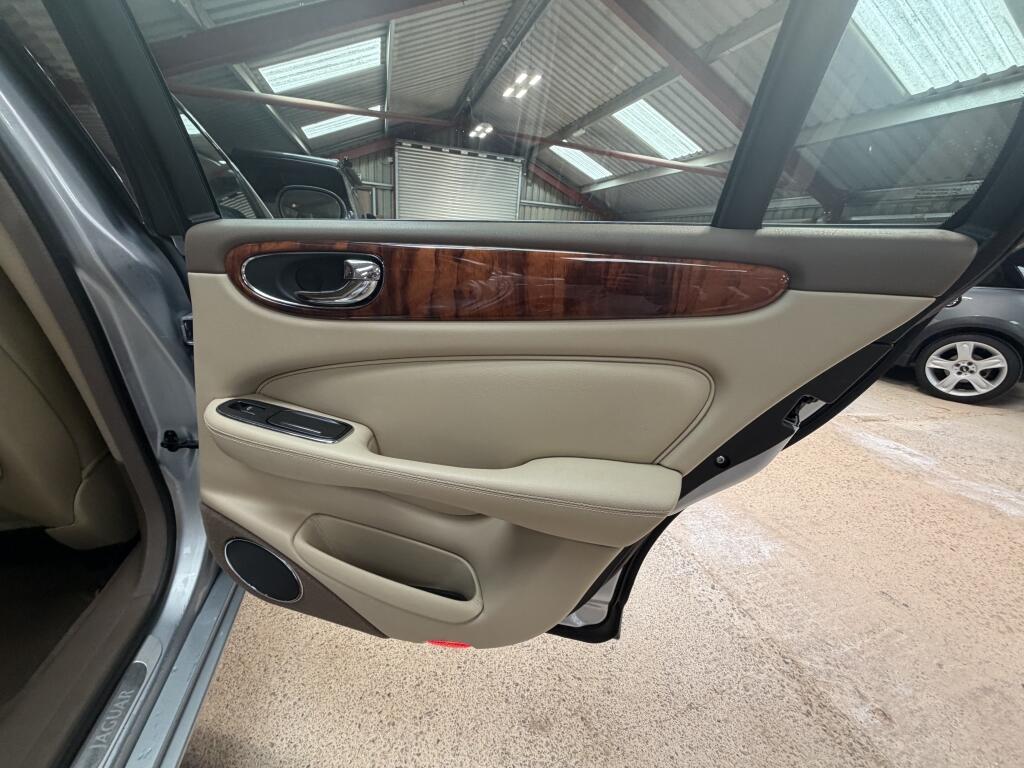 Jaguar XJ view 23