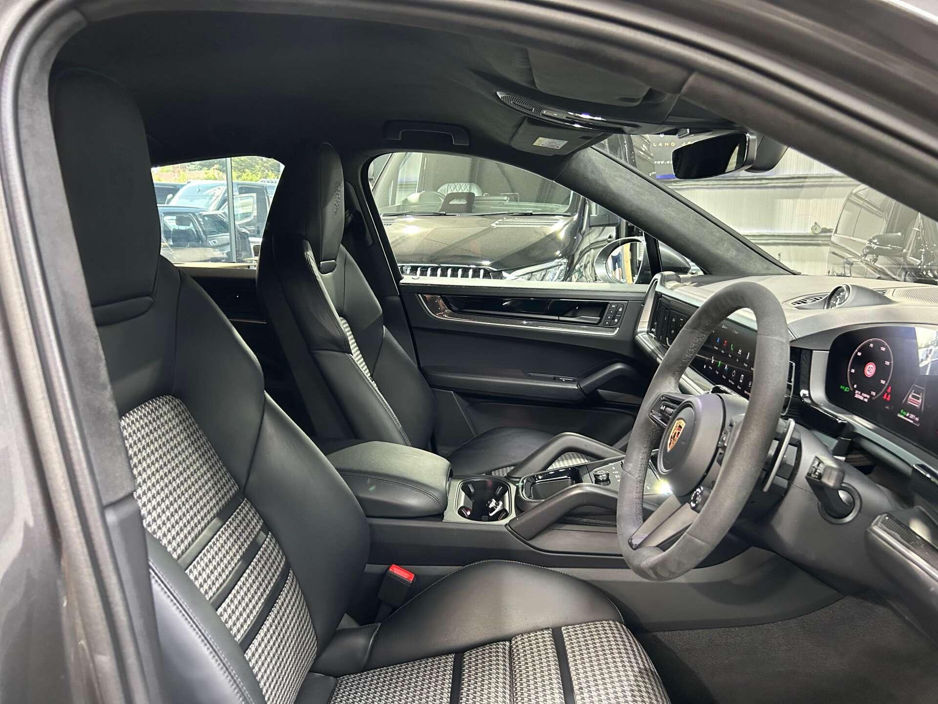 Porsche Cayenne view 24