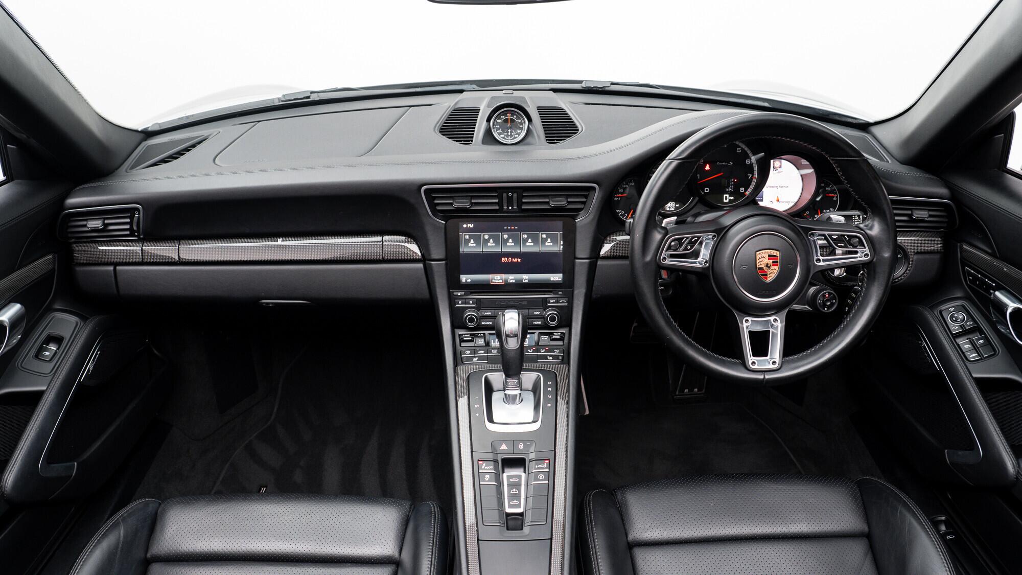 Porsche 911 view 7