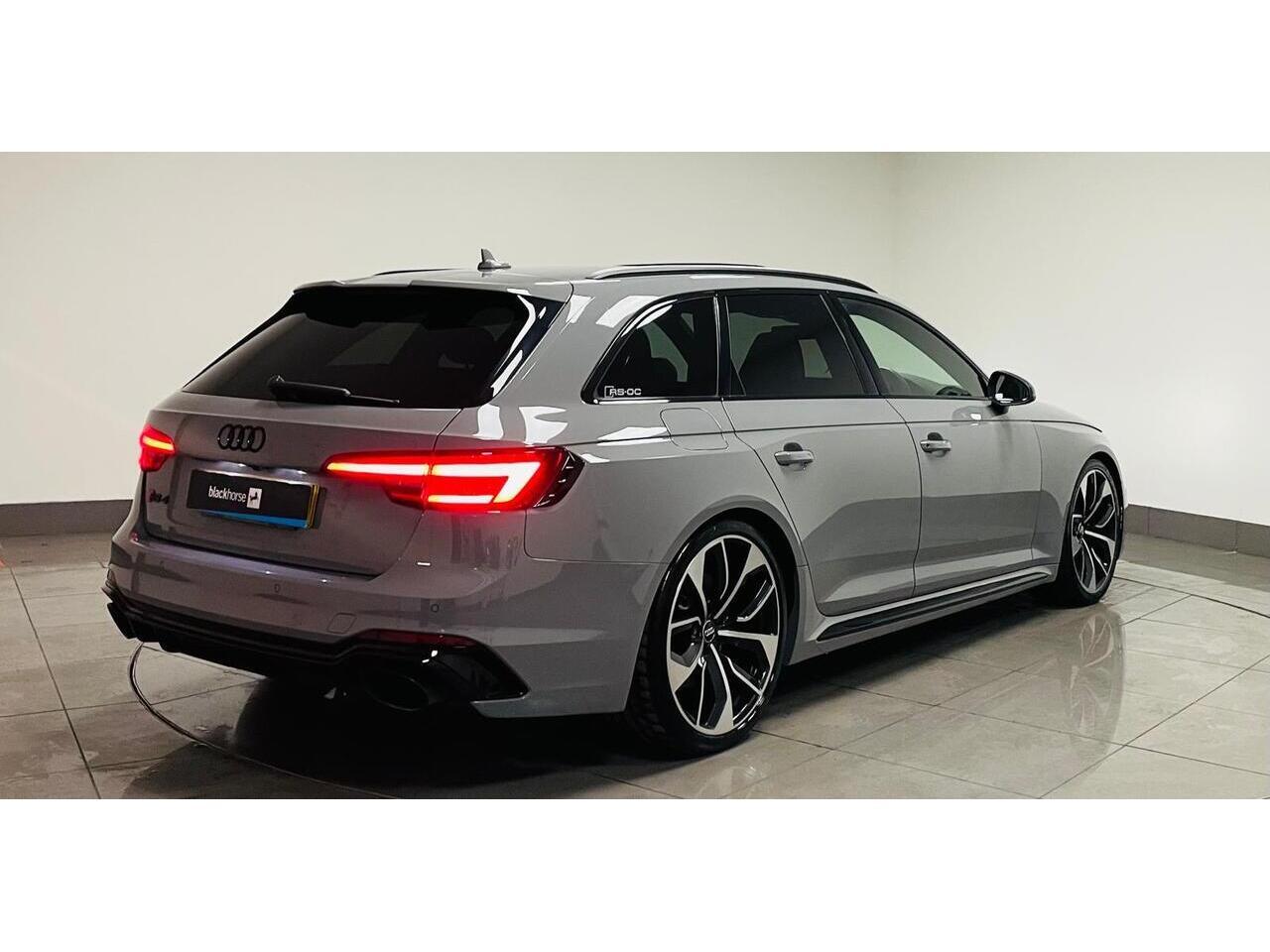 Audi RS4 view 8