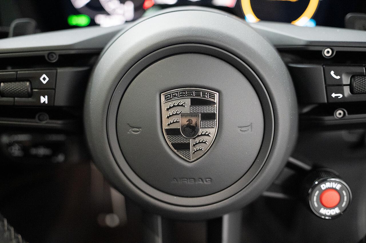 Porsche 911 view 8