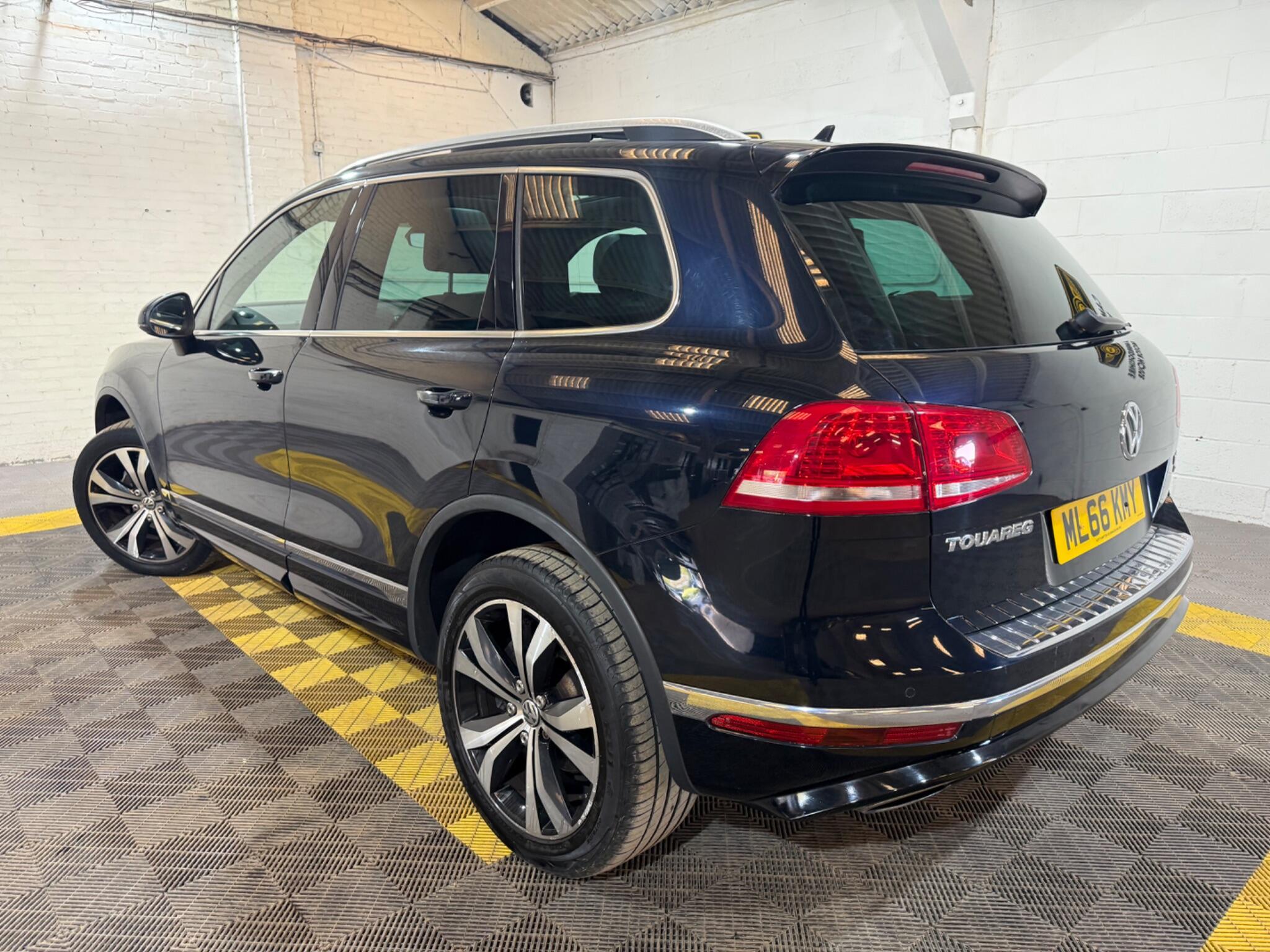 Volkswagen Touareg view 2