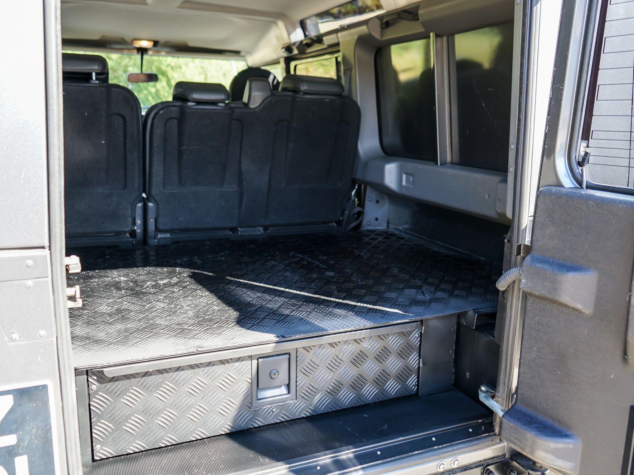 Land Rover Defender 110 view 19