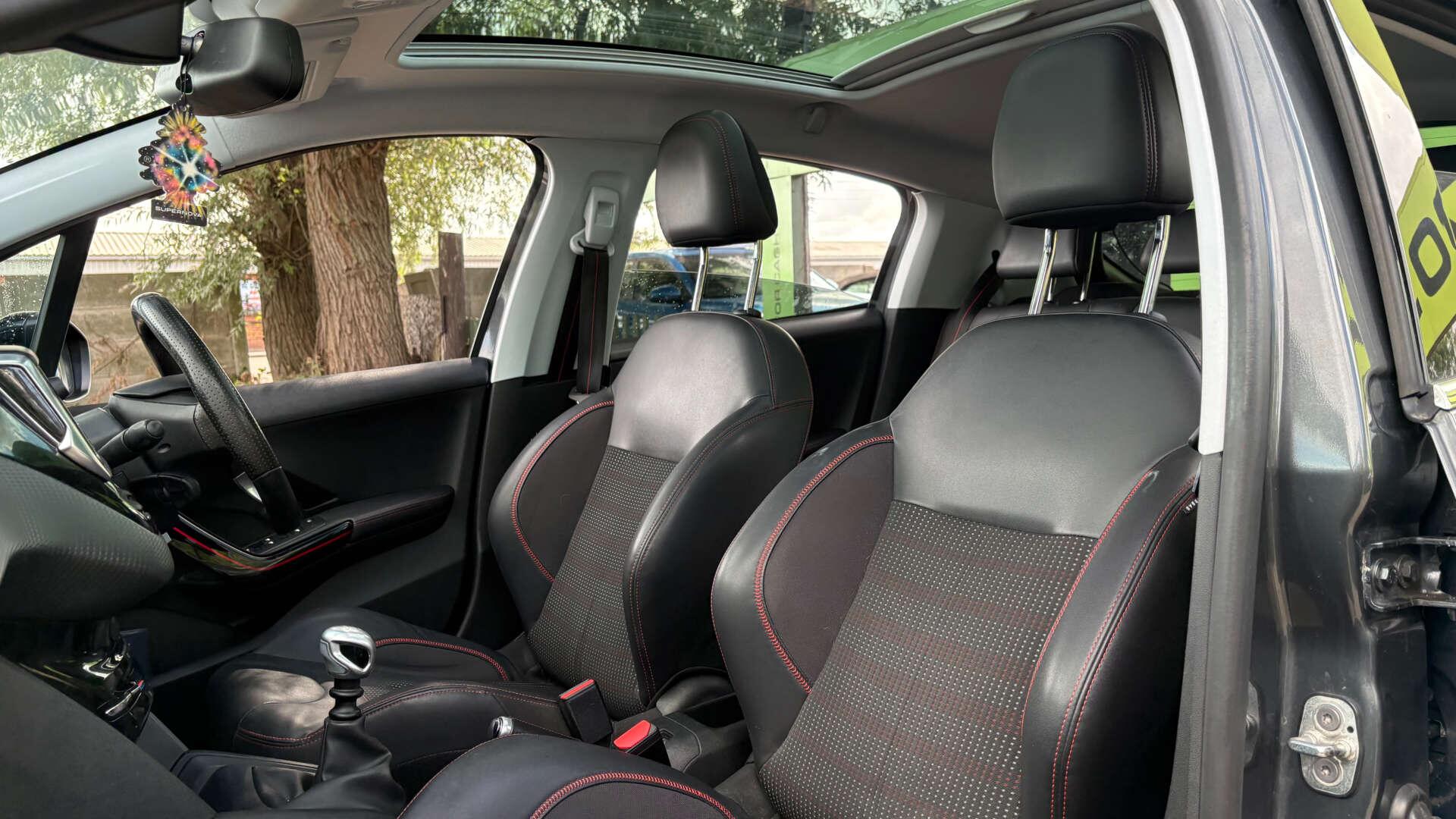 Peugeot 208 view 13