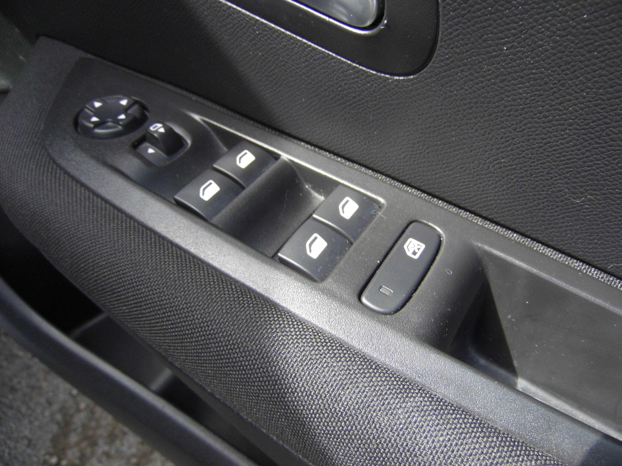 Peugeot 208 view 30