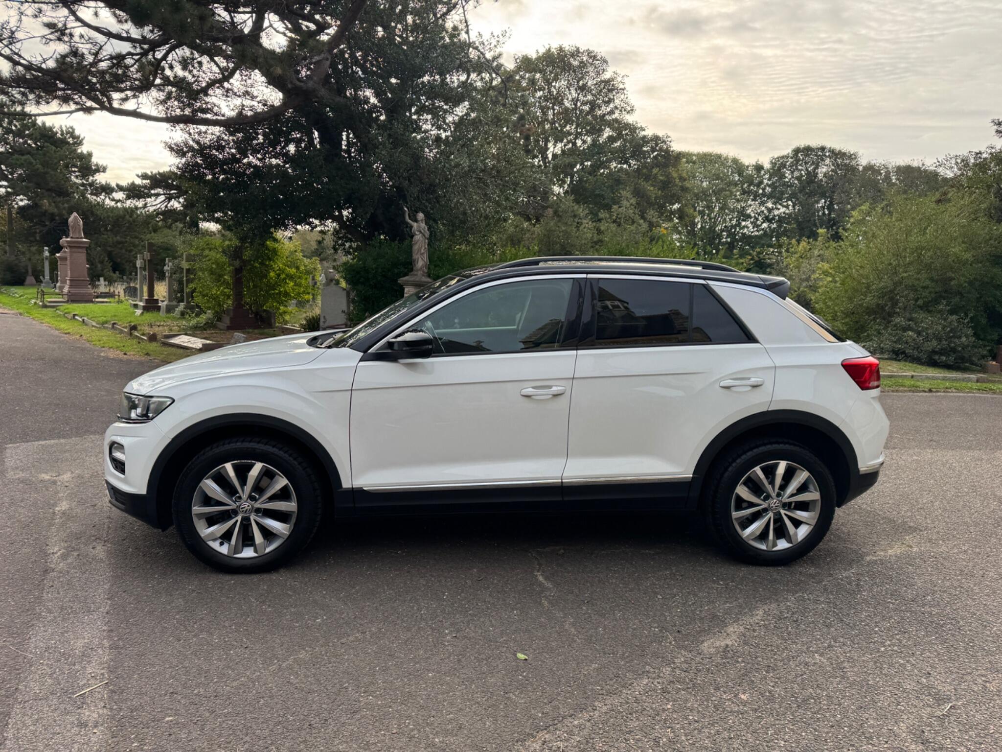 Volkswagen T-Roc view 11