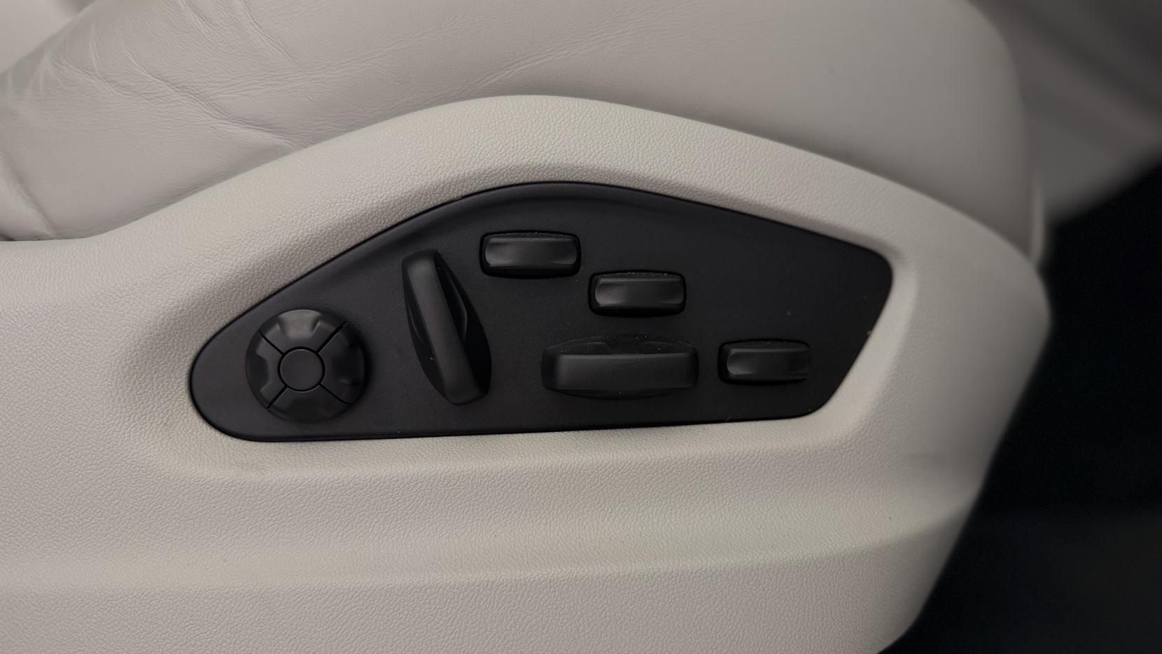 Porsche Cayenne view 32