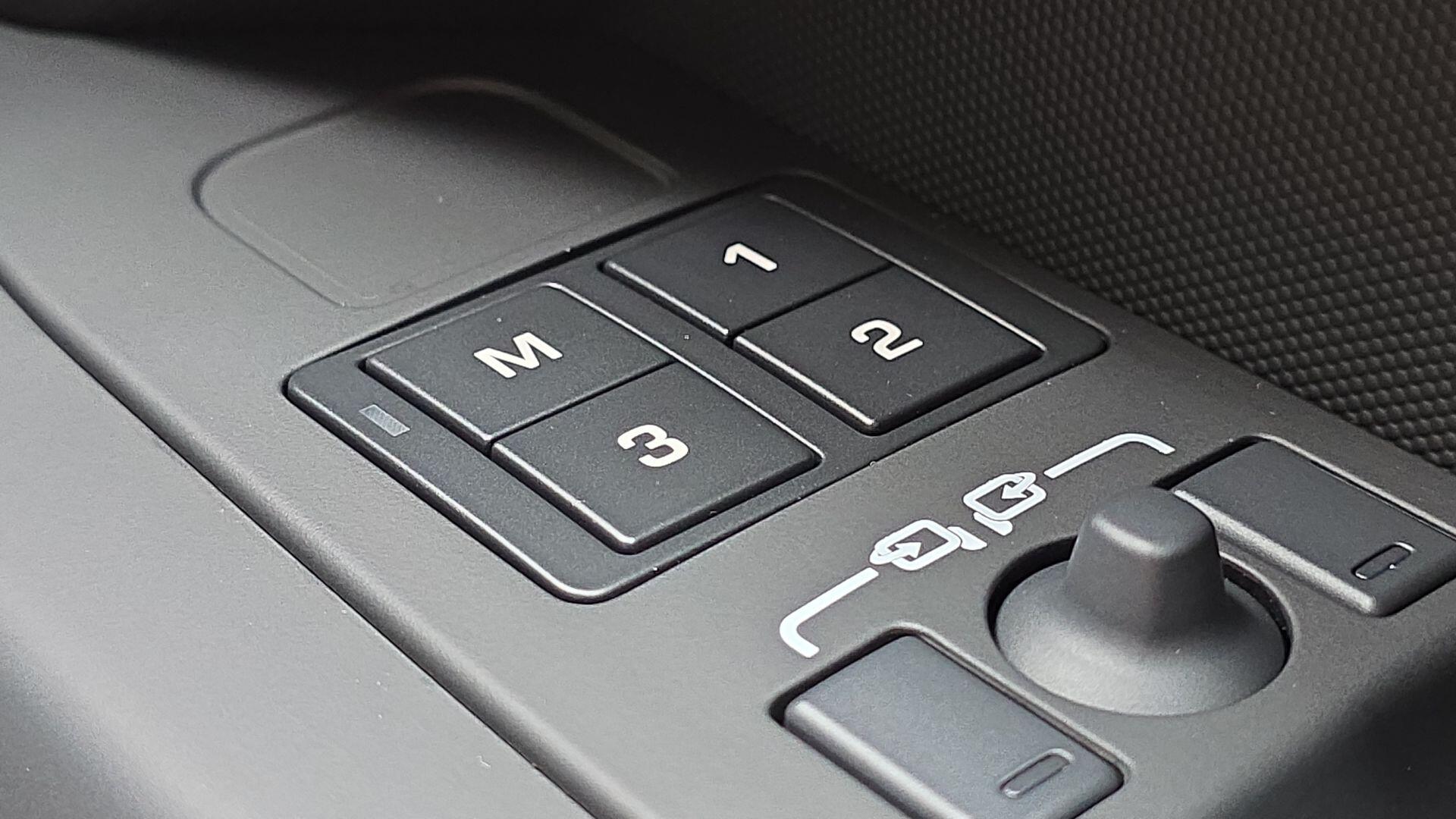 Land Rover Defender view 31