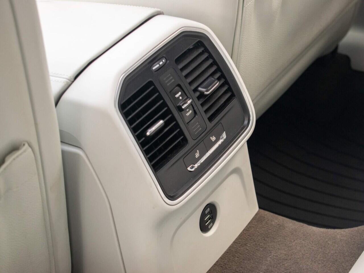 Porsche Macan view 35