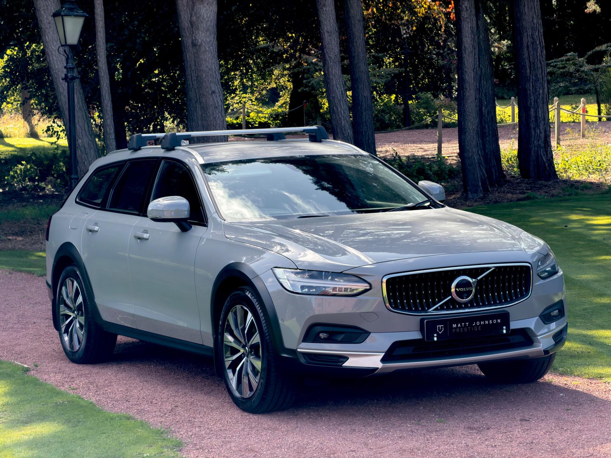 Volvo V90 Cross Country view 17