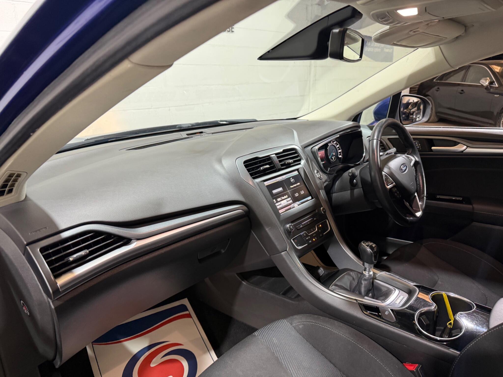 Ford Mondeo view 50