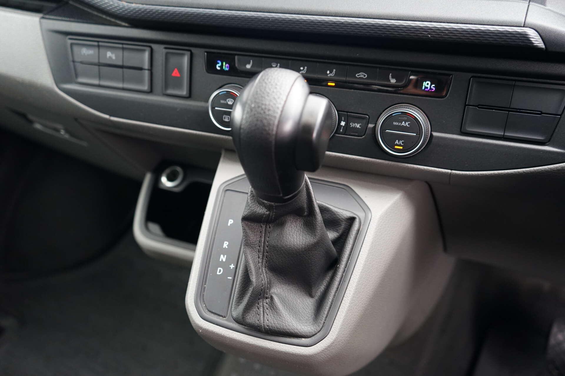Volkswagen Transporter view 17