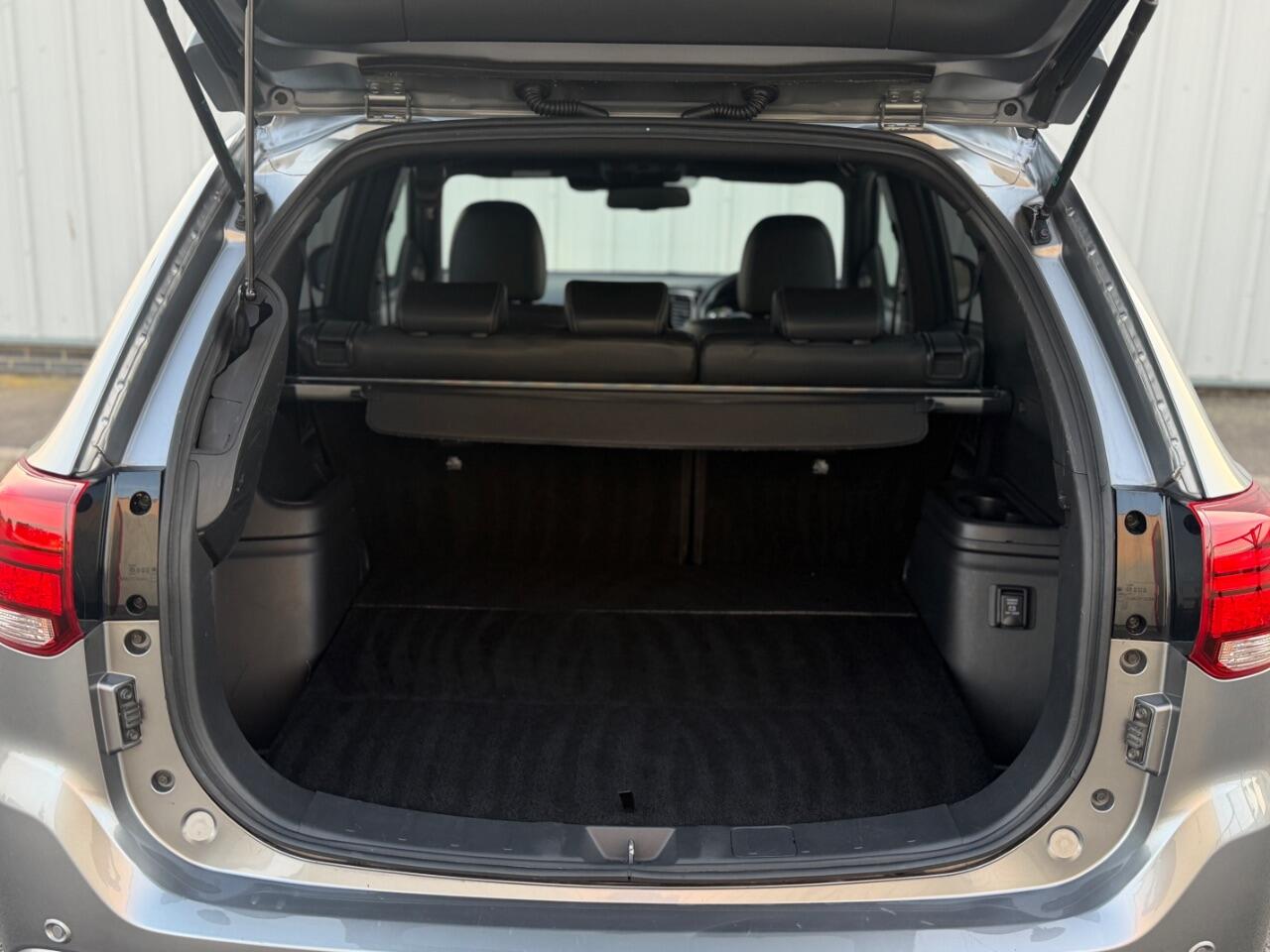Mitsubishi Outlander view 11