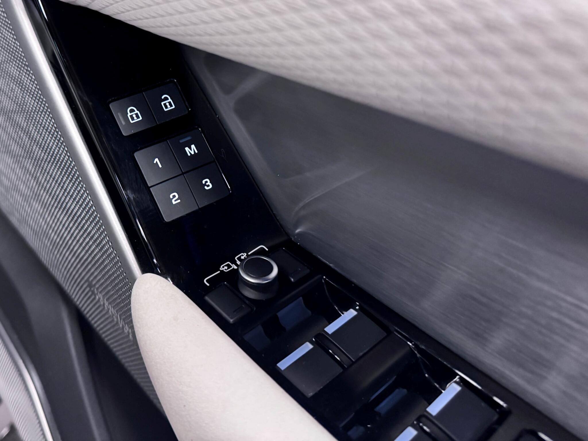 Land Rover Range Rover Velar view 19