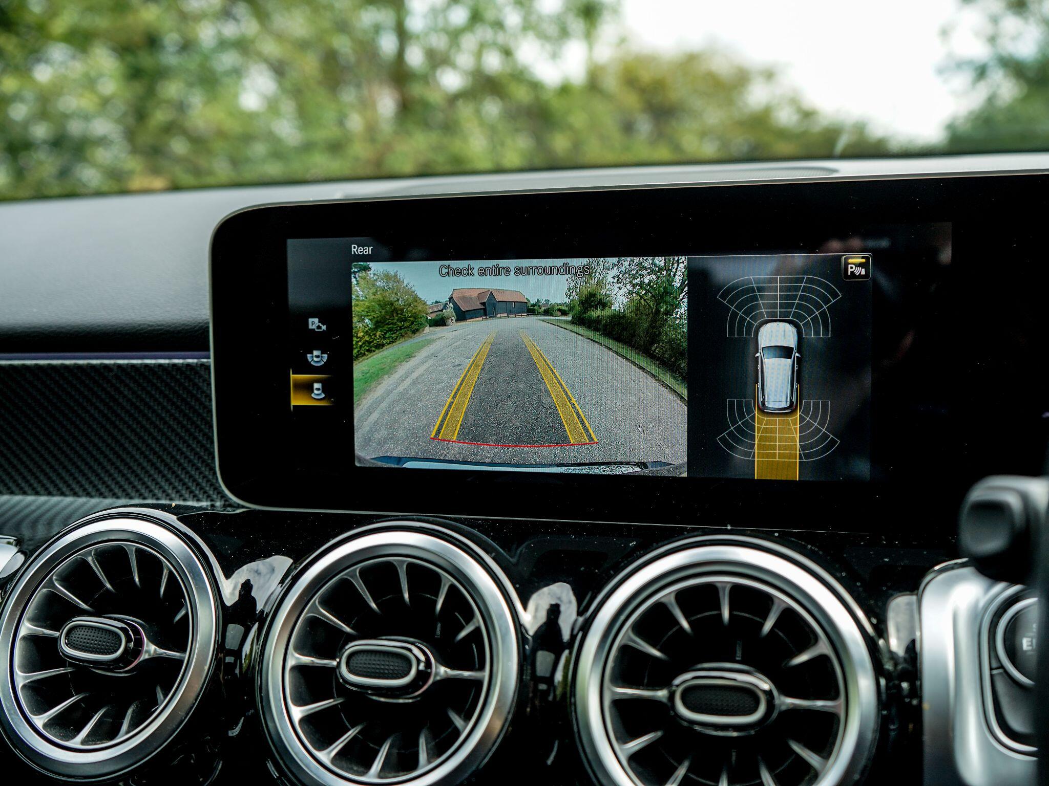 Mercedes-Benz GLB view 28