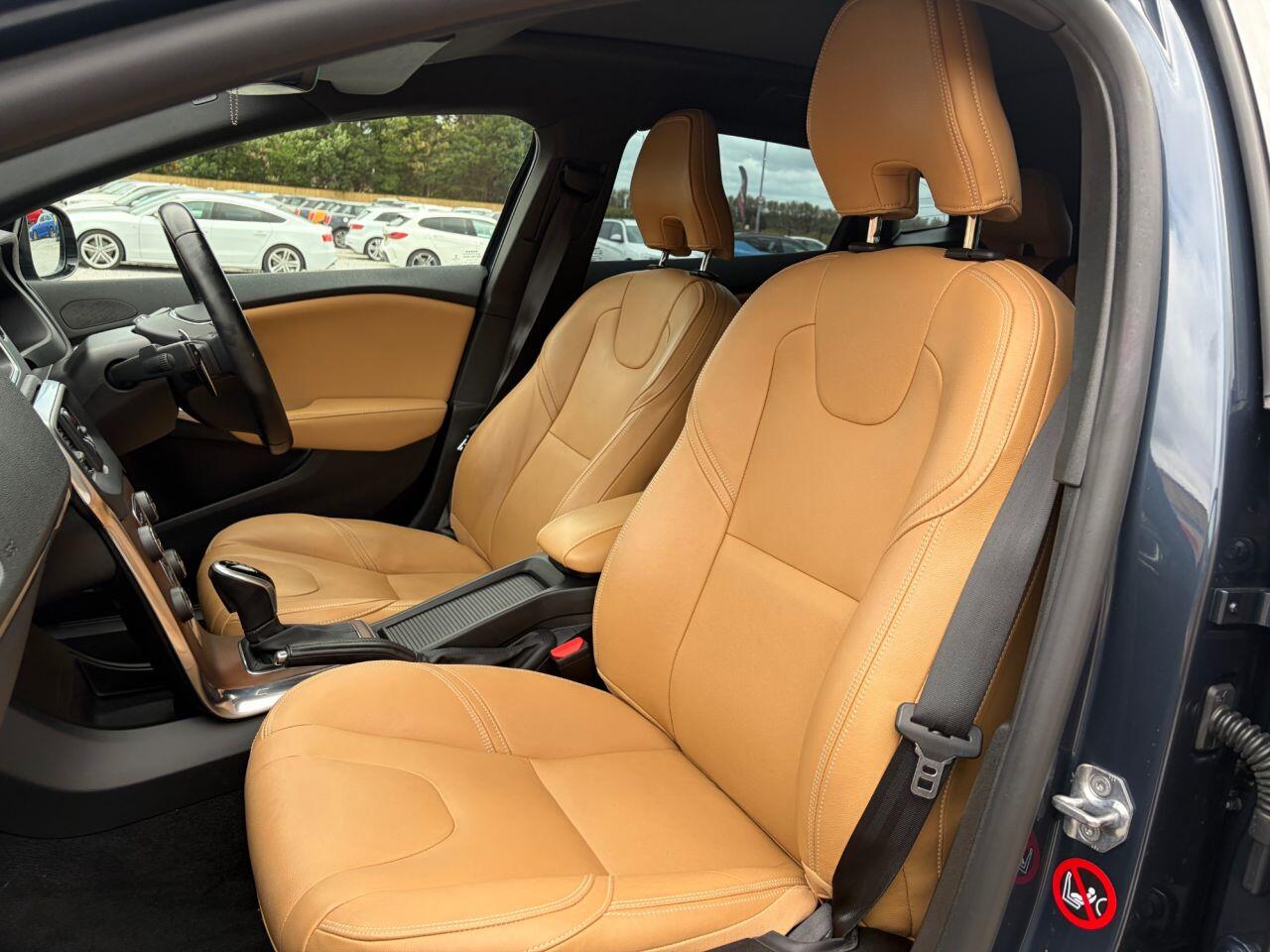 Volvo V40 Cross Country view 16
