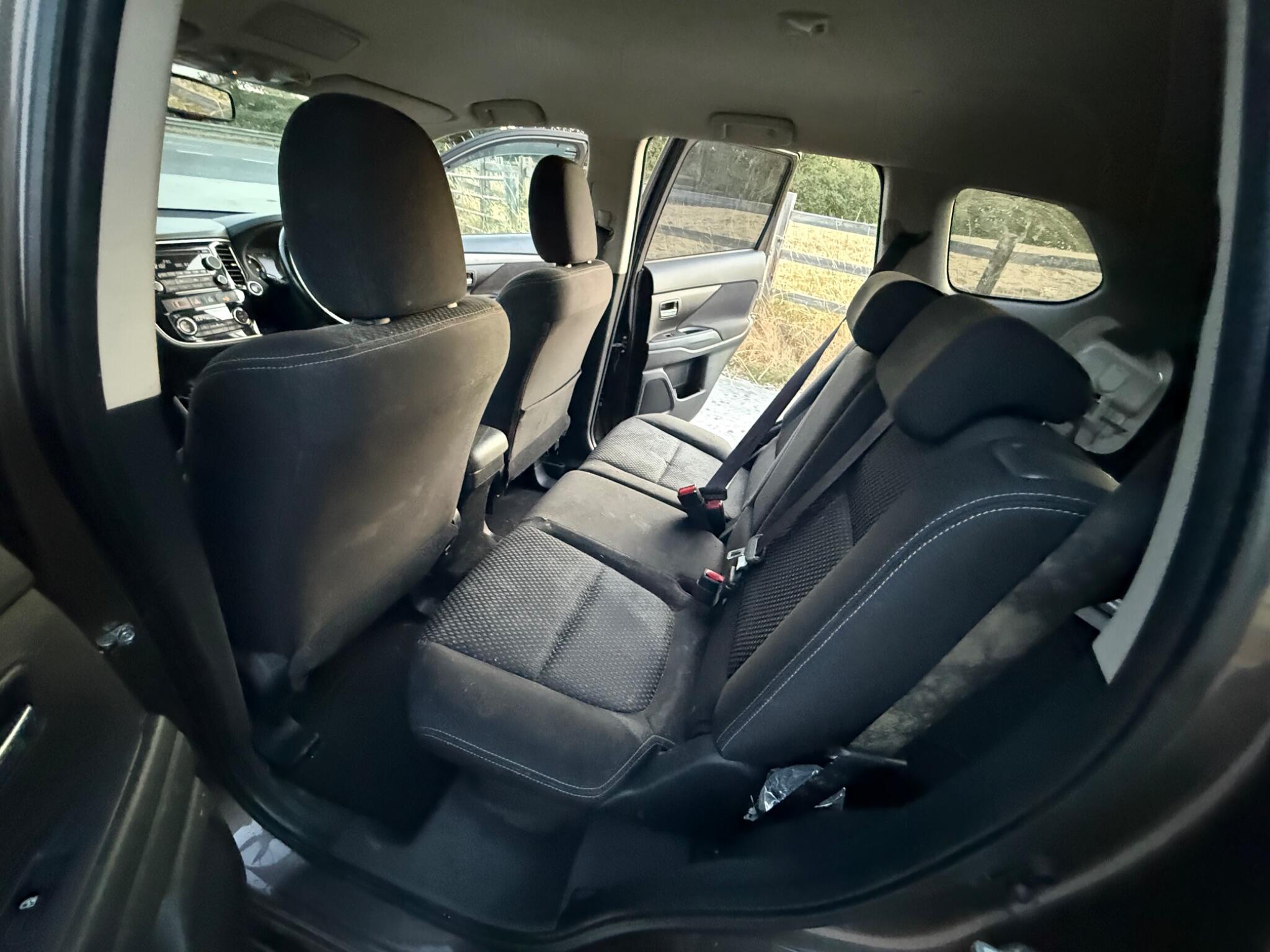 Mitsubishi Outlander 2.2 DI-D GX3 SUV 5dr Diesel Manual 4WD Euro 6 (s/s) (147 ps) — photo 32 of 90