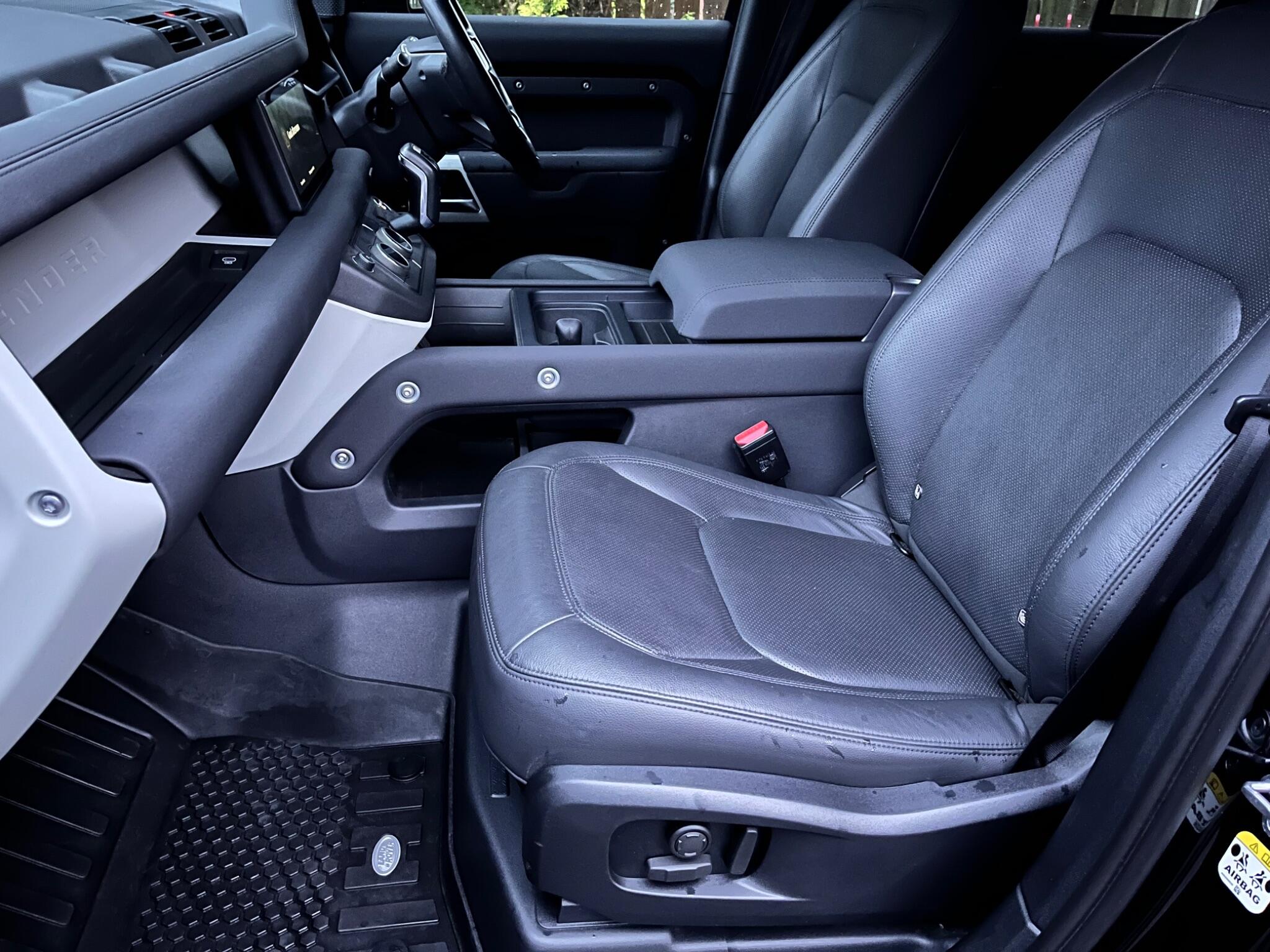 Land Rover Defender view 32