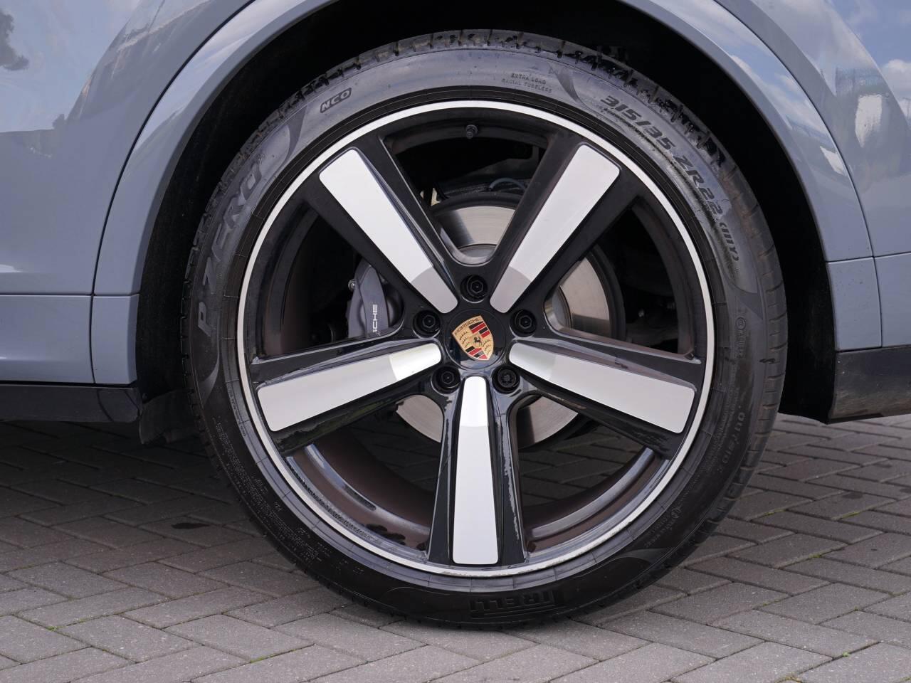 Porsche Cayenne view 59