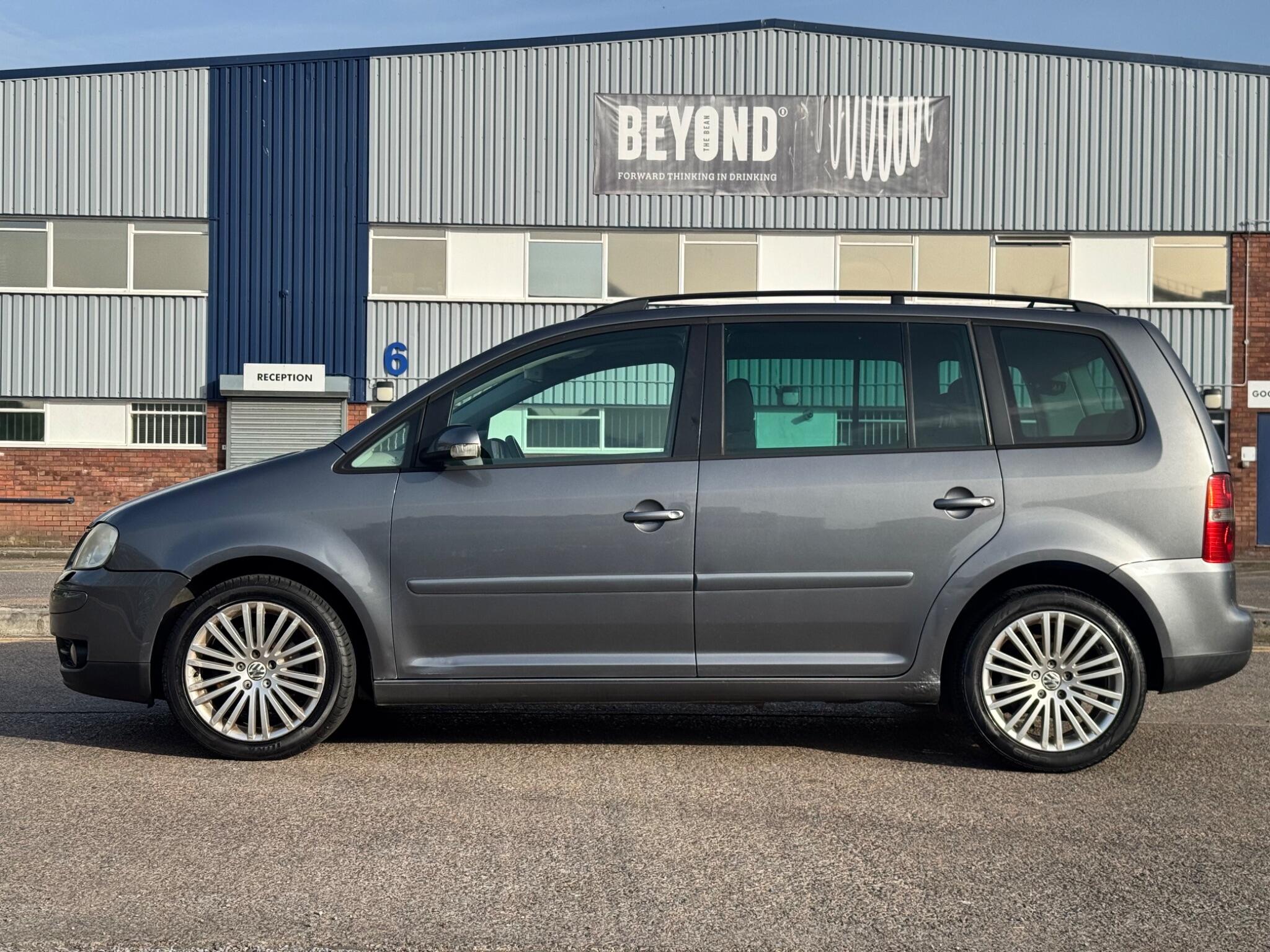 Volkswagen Touran view 11