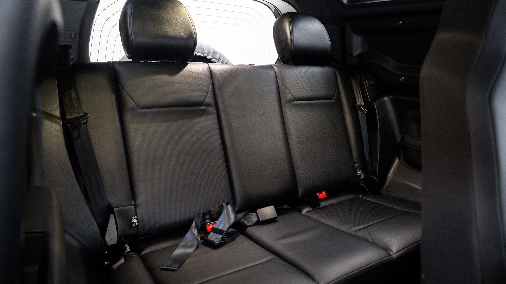 Land Rover Defender 90 view 7