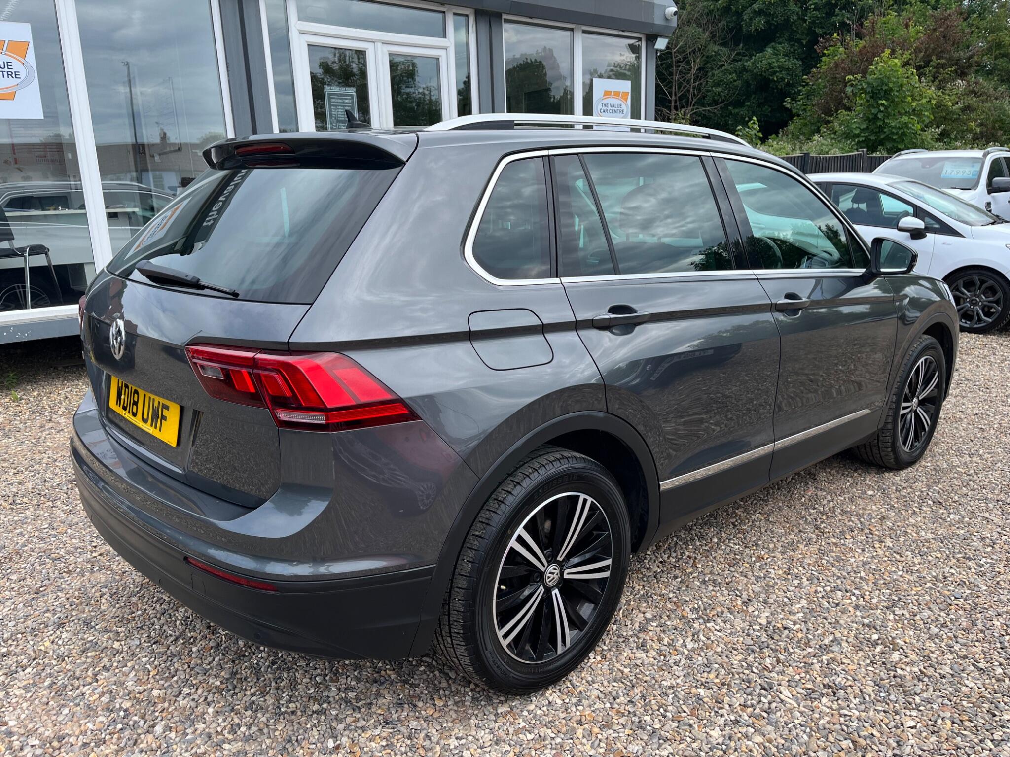 Volkswagen Tiguan view 4