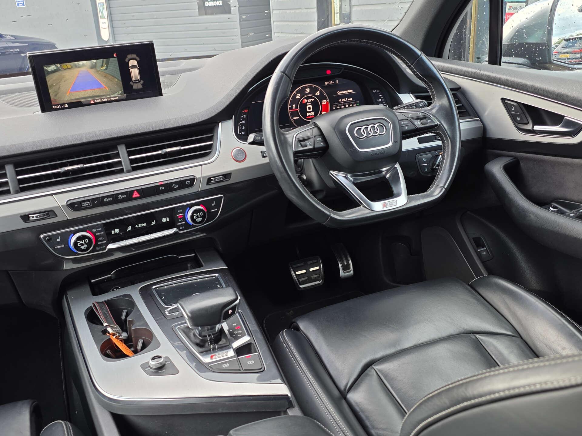 Audi SQ7 view 14