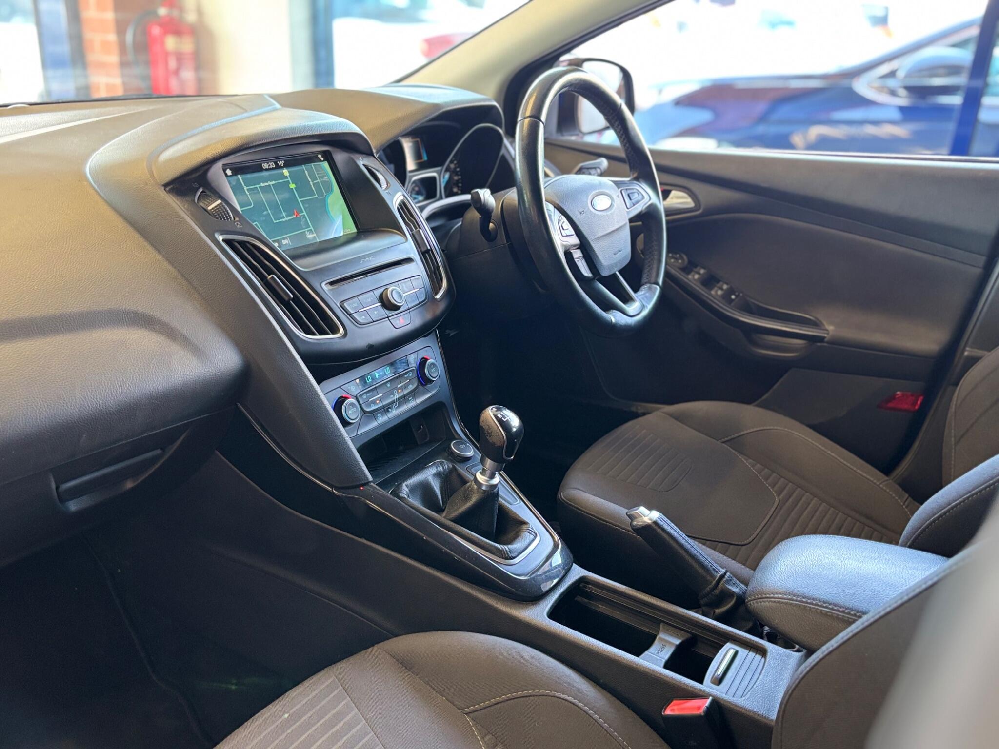 Ford Focus view 11