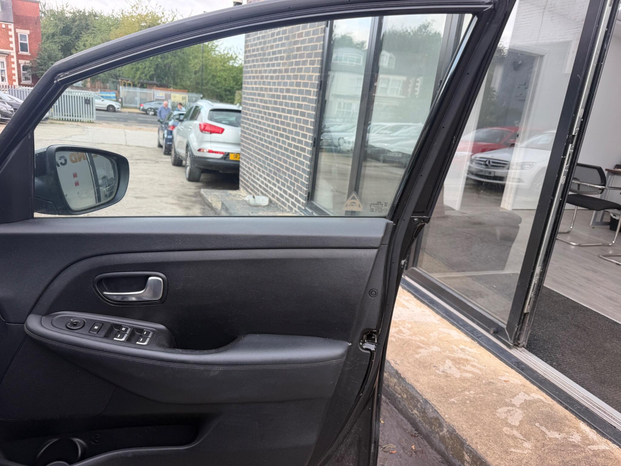 Kia Carens view 8