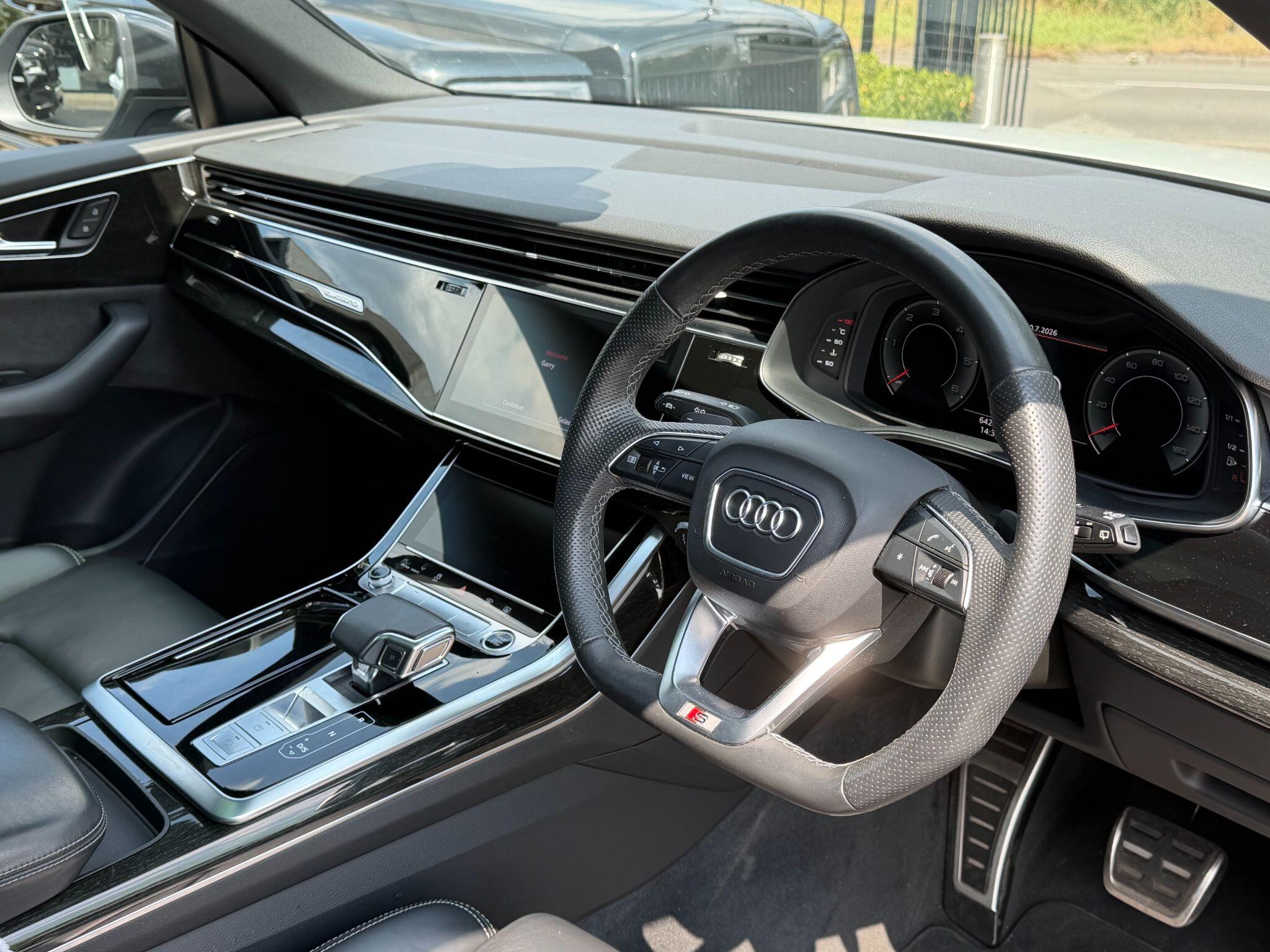 Audi Audi Q8 view 11