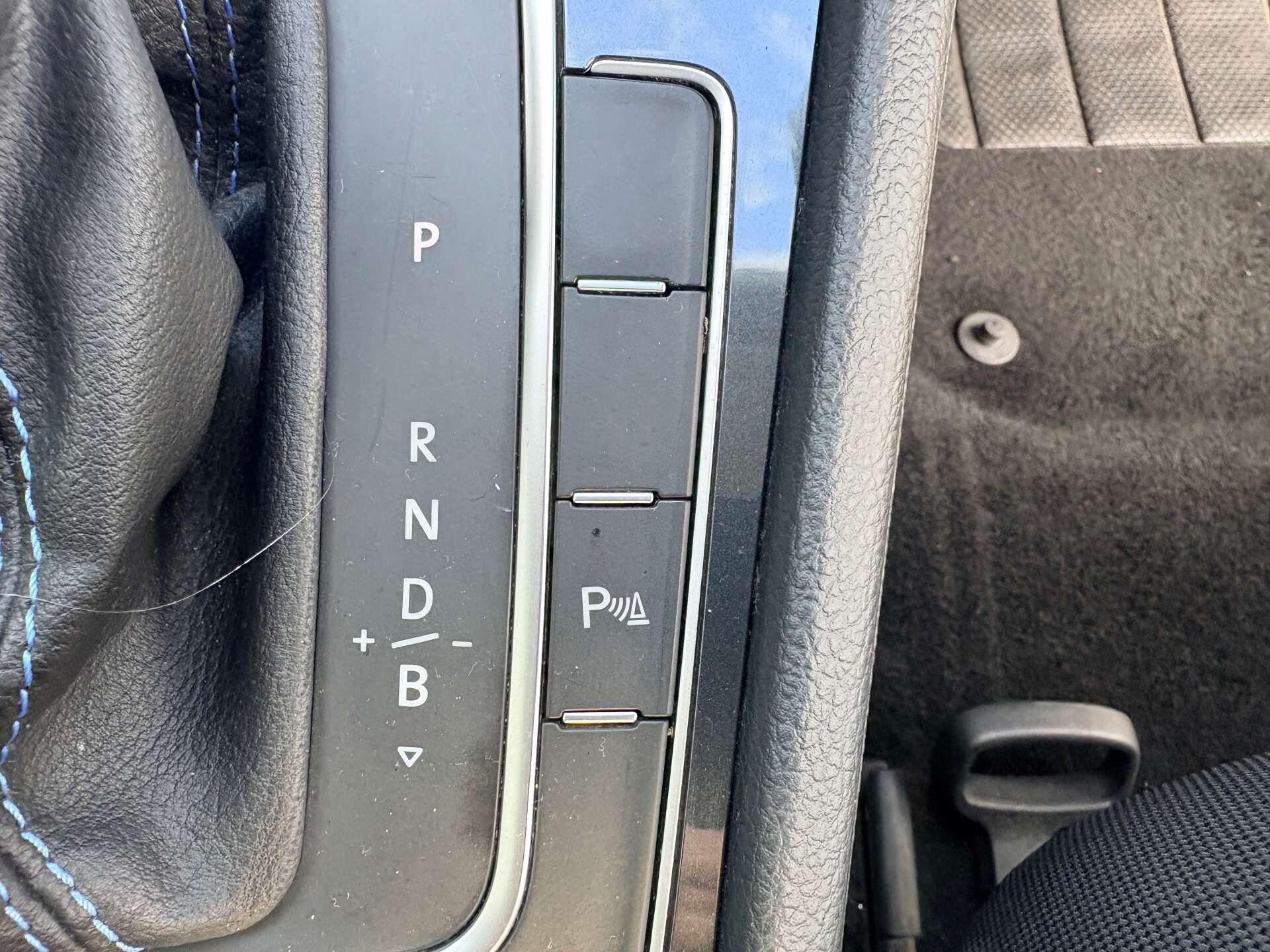 Volkswagen e-Golf view 20
