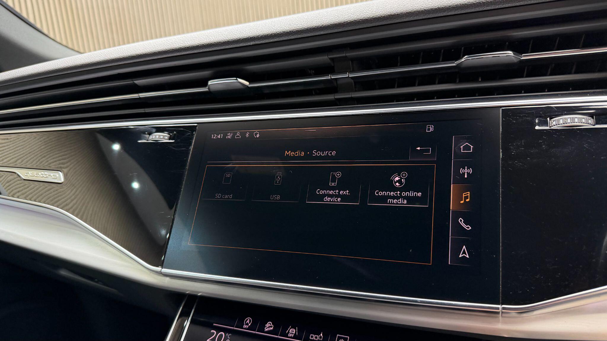 Audi Q8 view 26