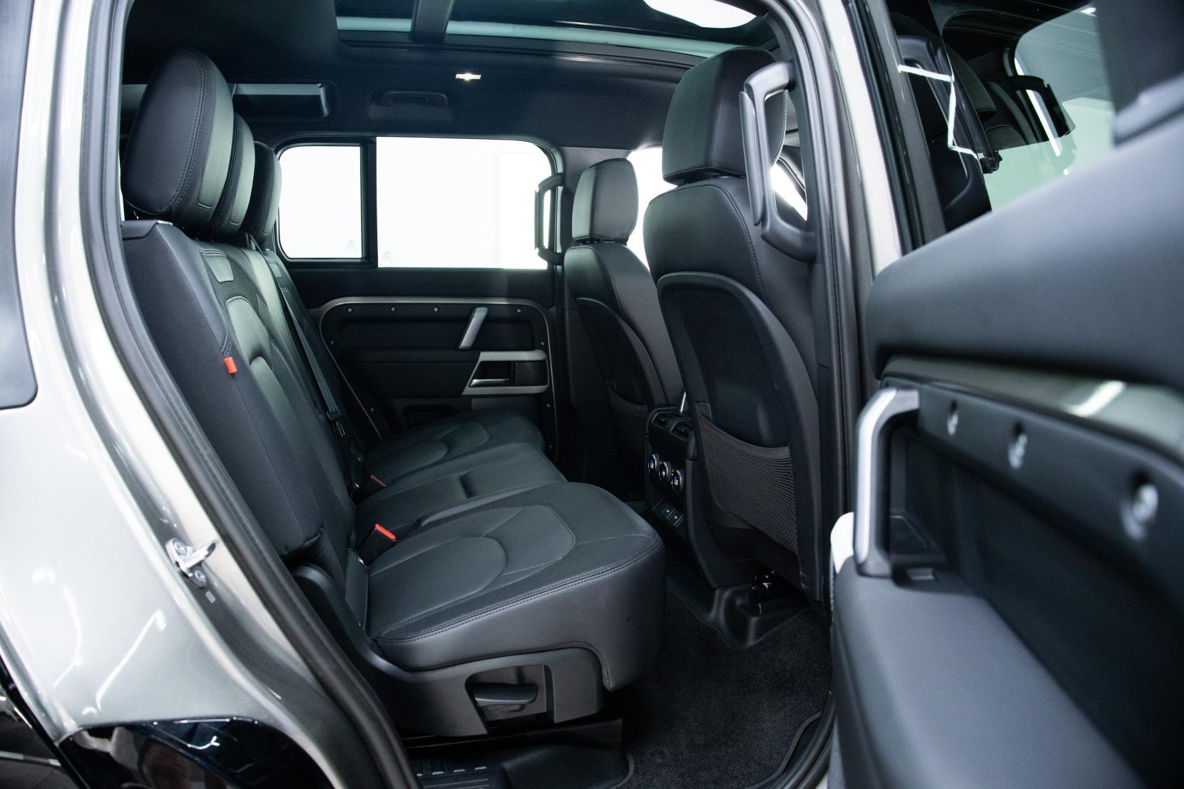 Land Rover Defender 110 view 10