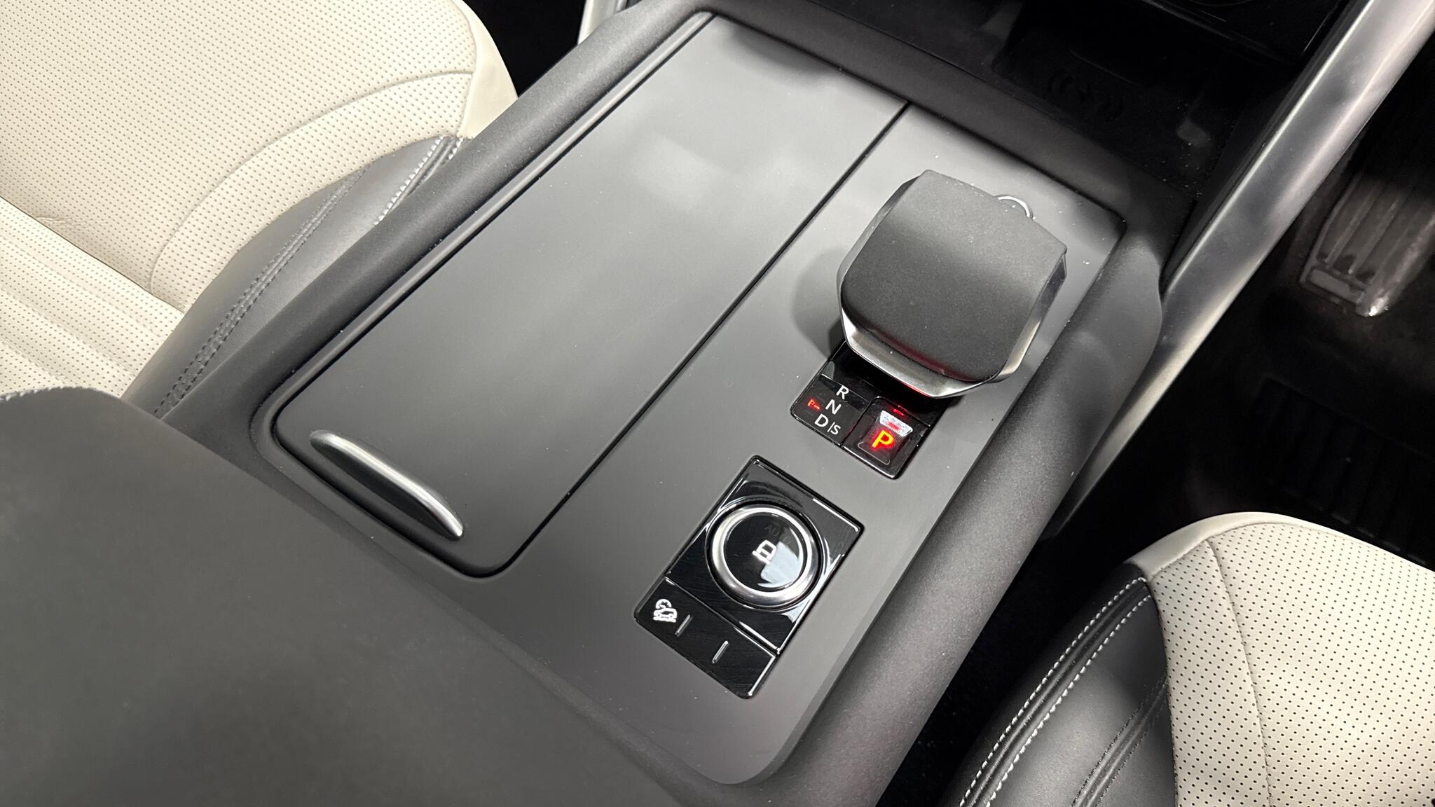 Land Rover Discovery view 13