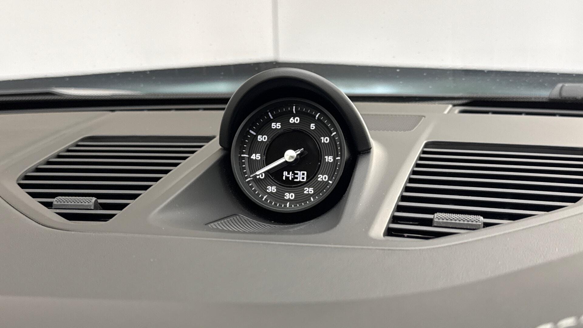 Porsche 911 view 18