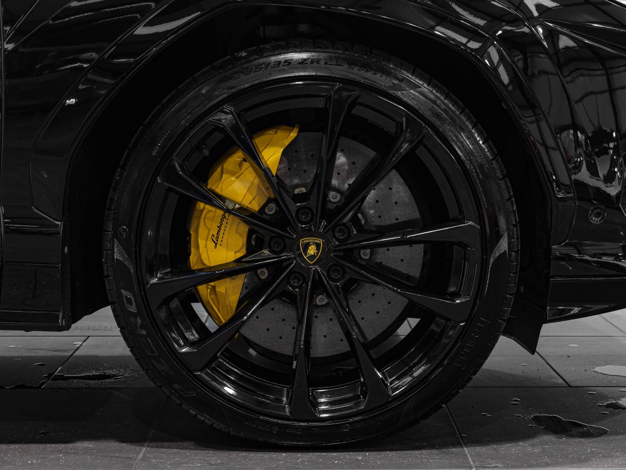 Lamborghini Urus view 7