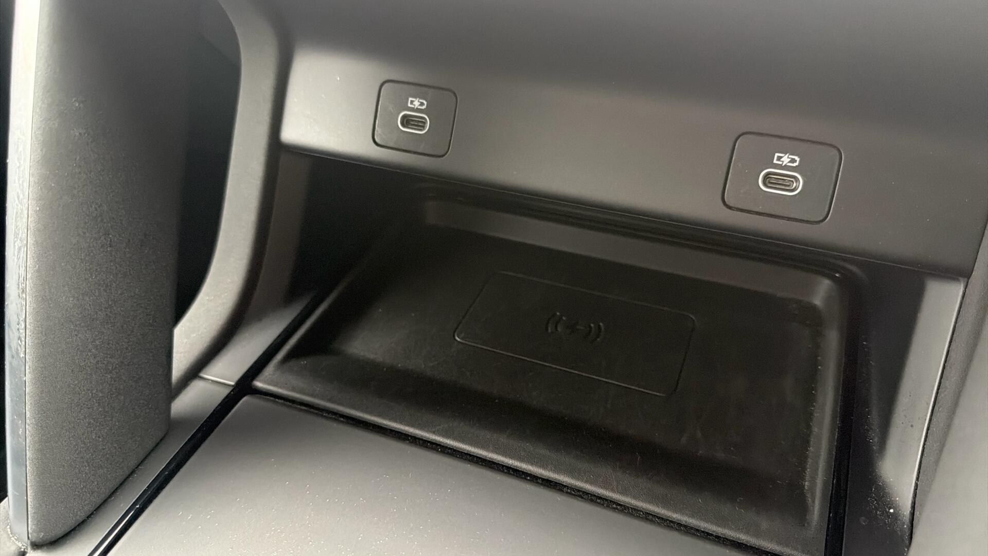 Land Rover Discovery Sport view 34