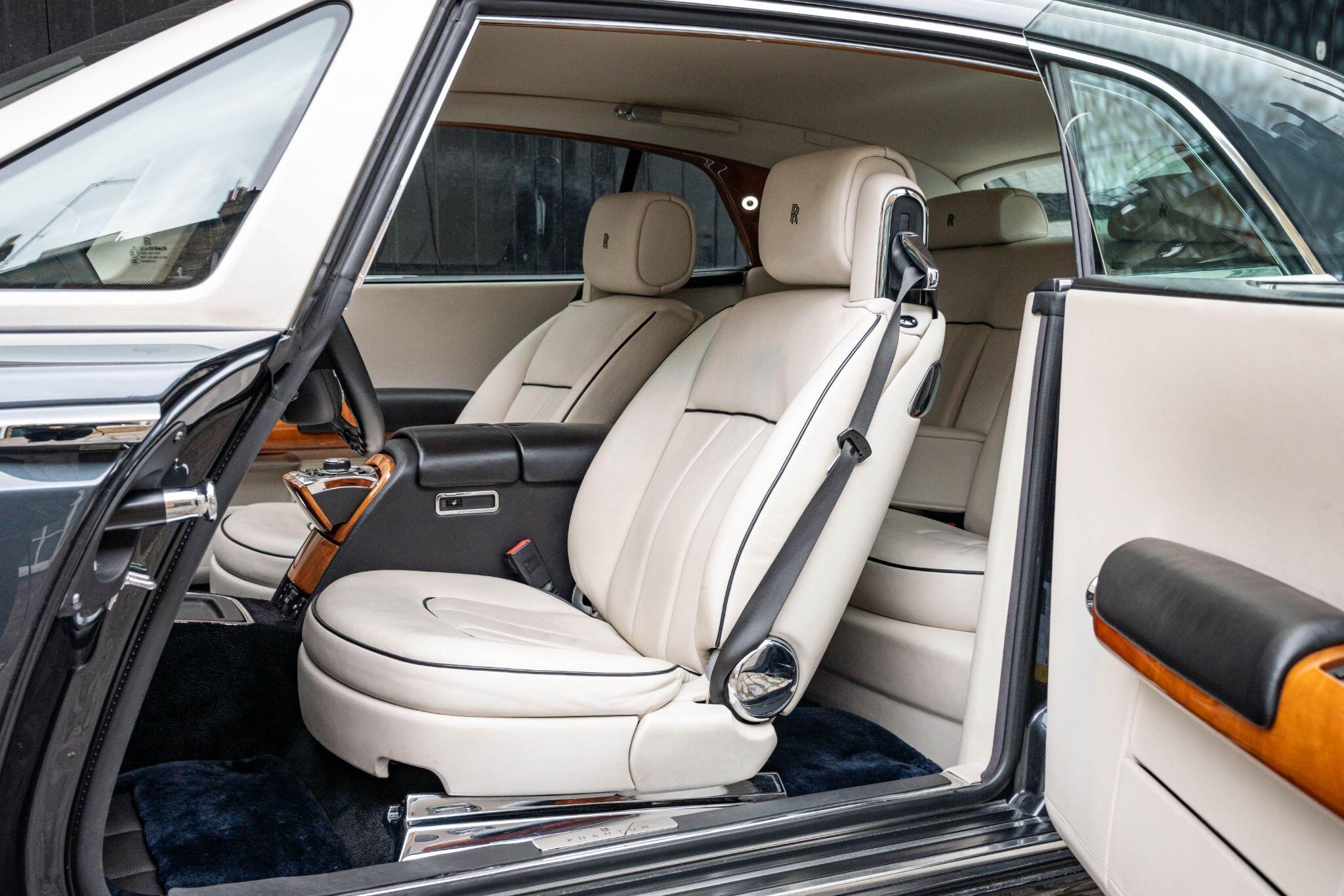 Rolls-Royce Phantom view 36