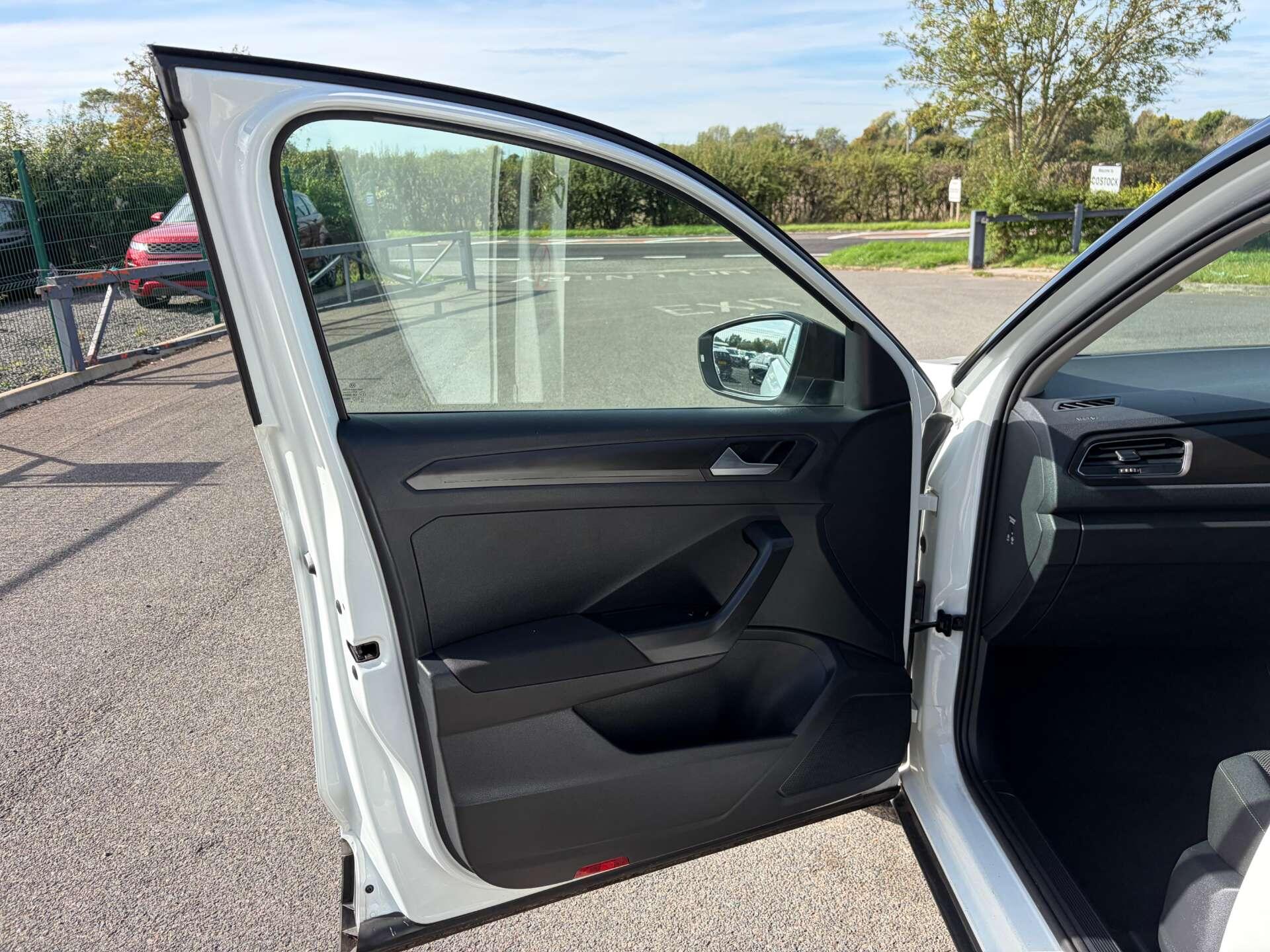 Volkswagen T-Roc view 14