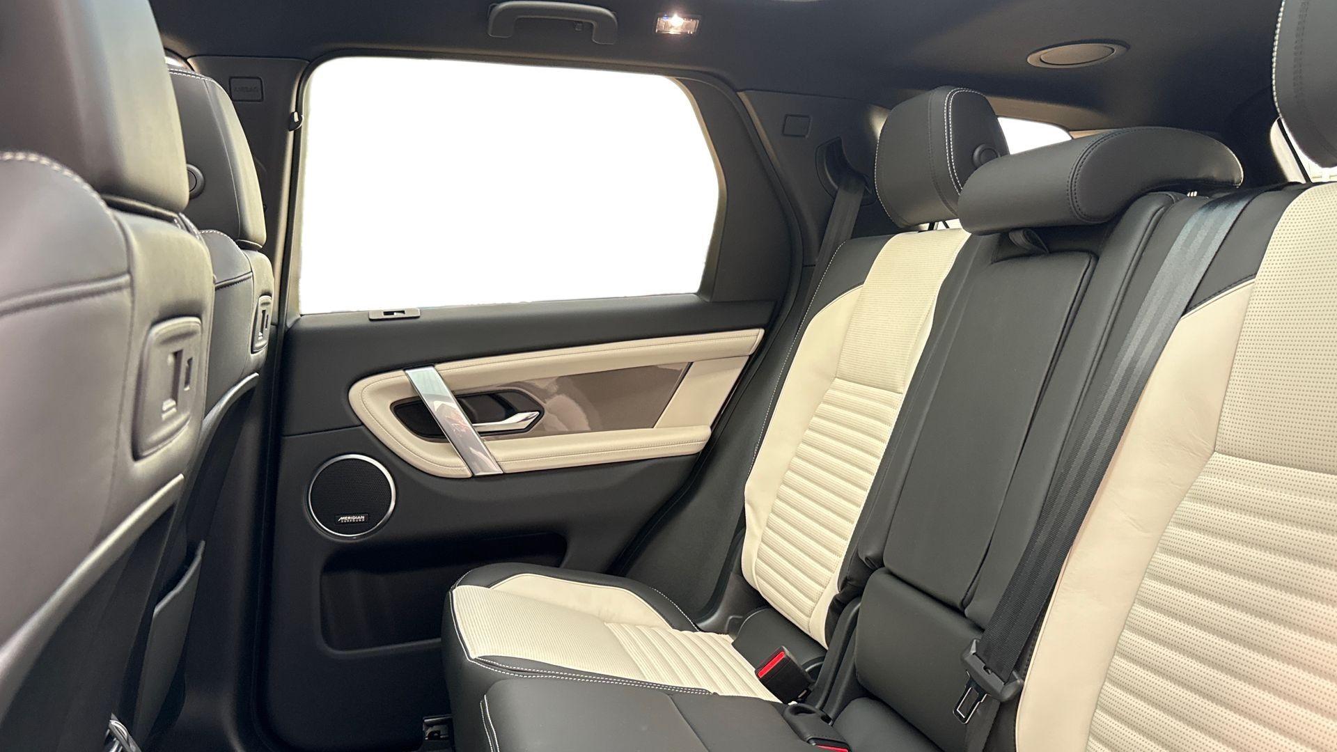 Land Rover Discovery Sport view 4