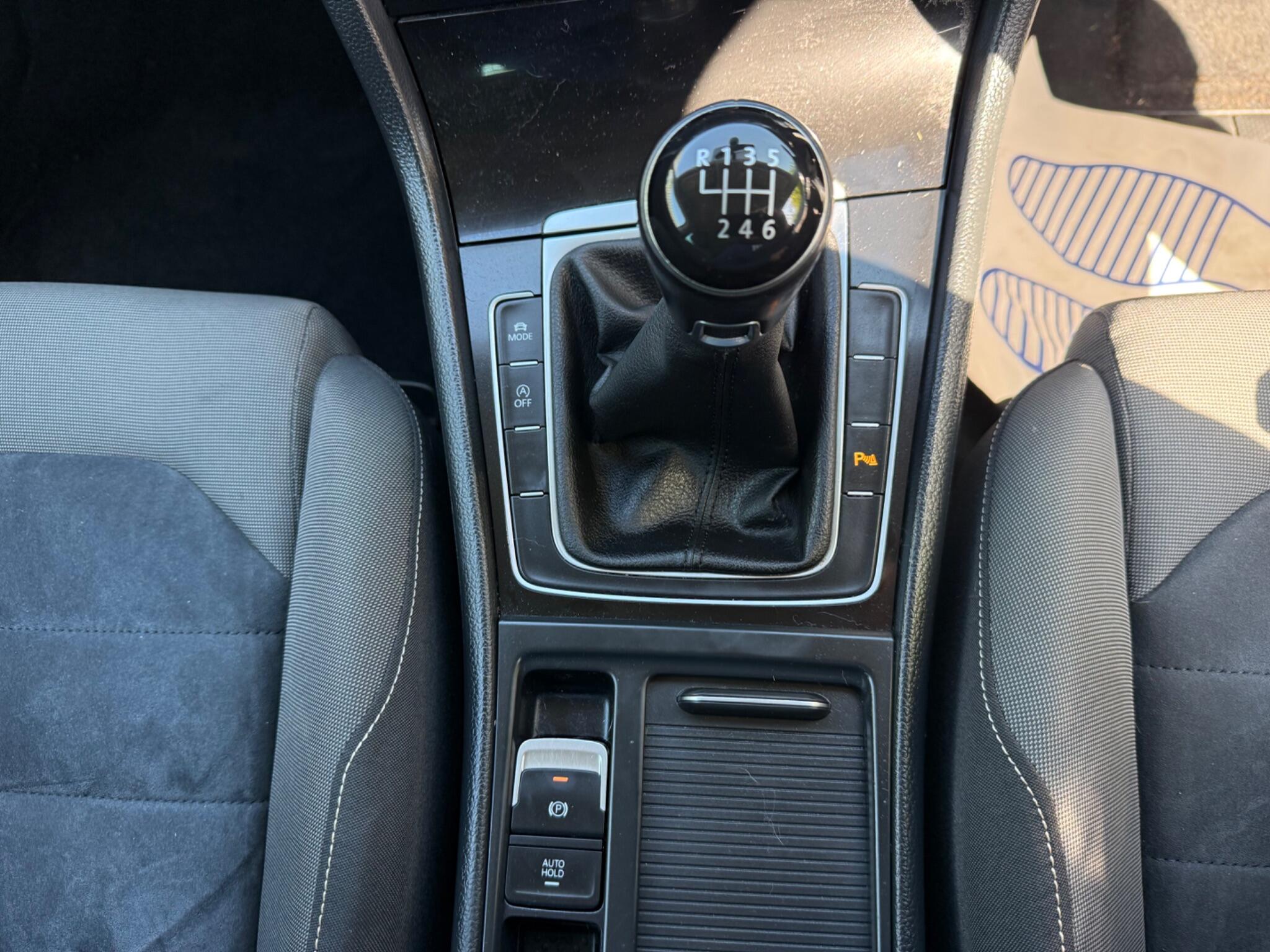 2014 Volkswagen Golf image 24