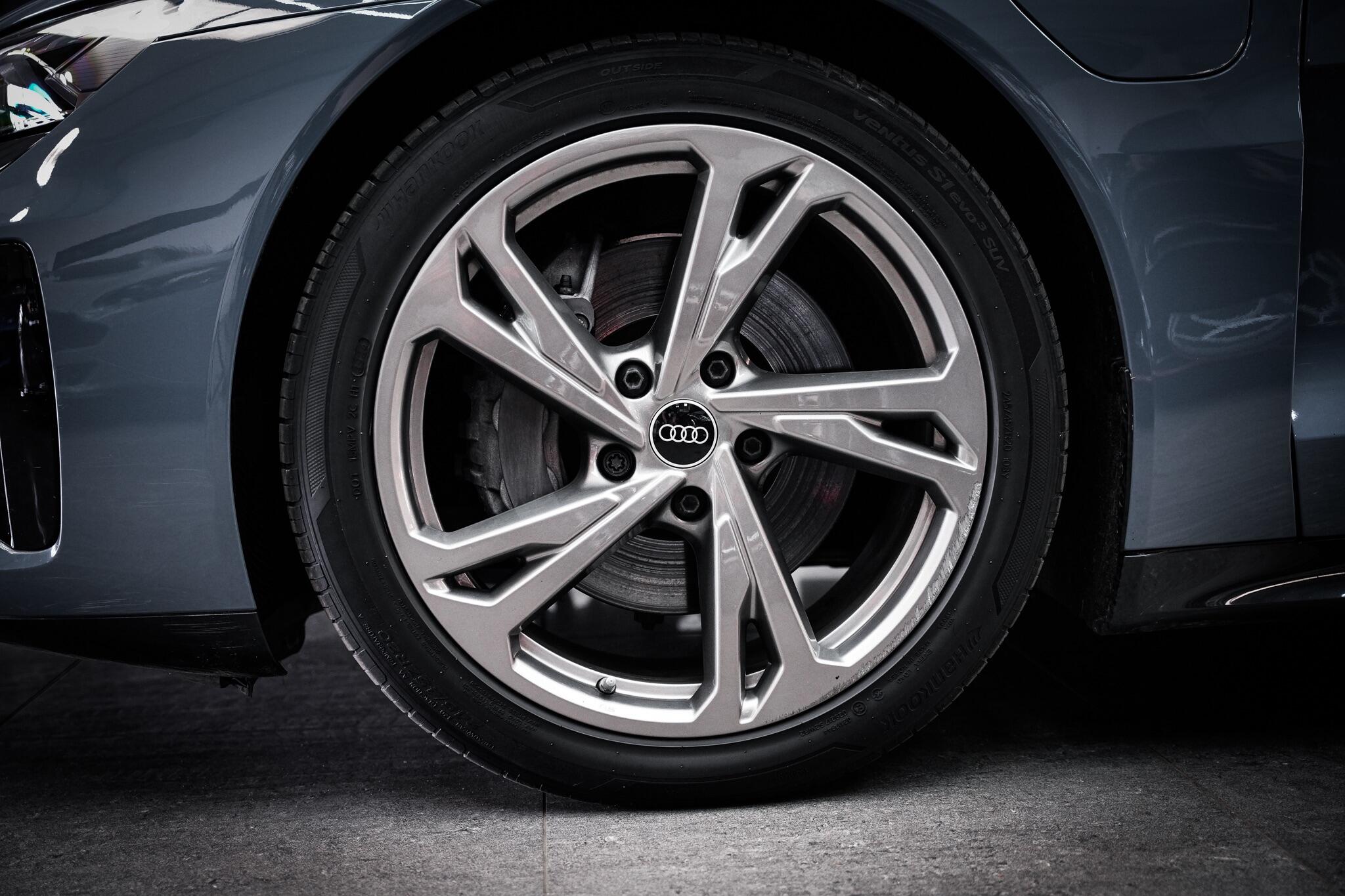 Audi e-tron GT view 30