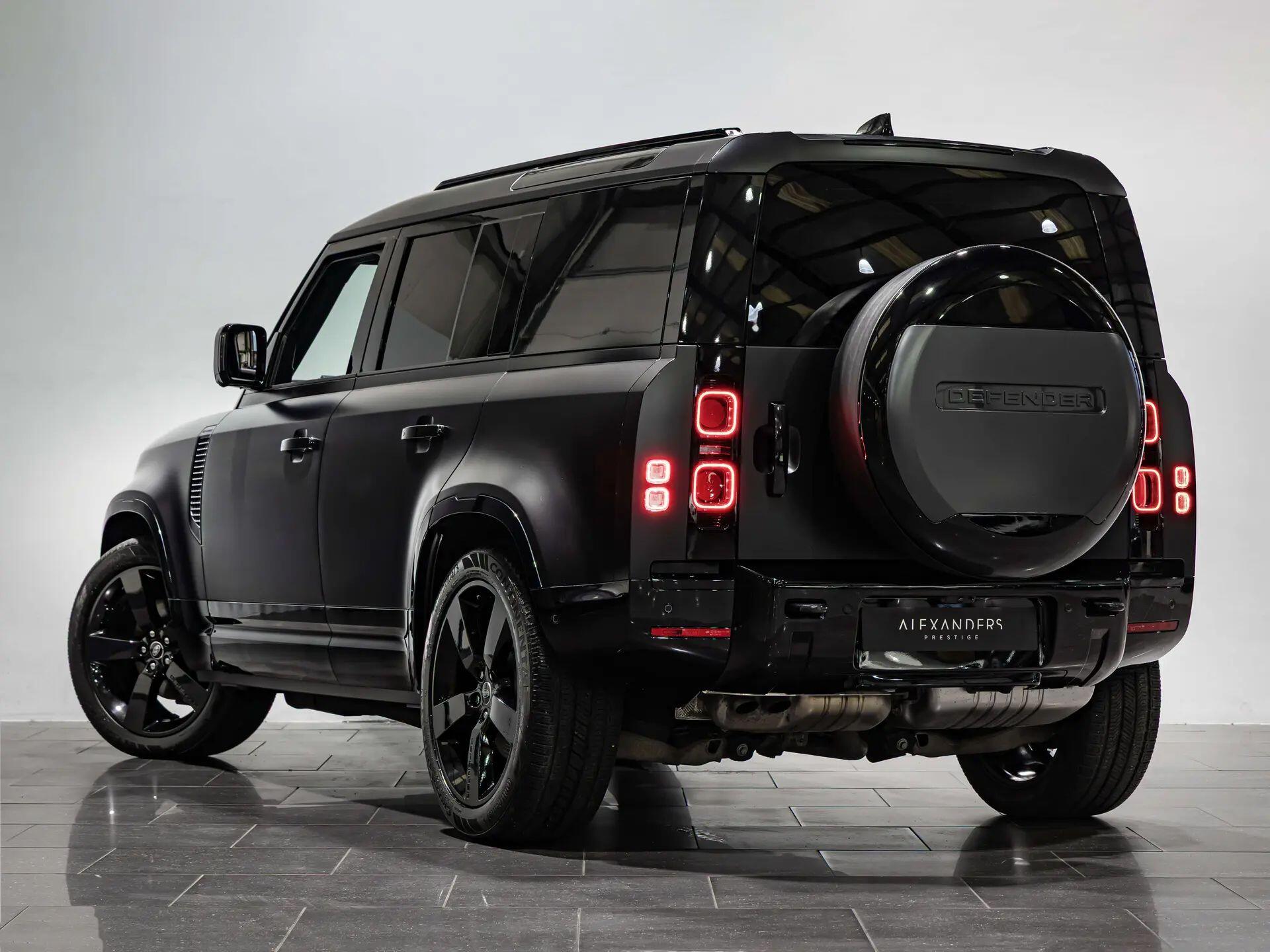 Land Rover Defender 110 view 9