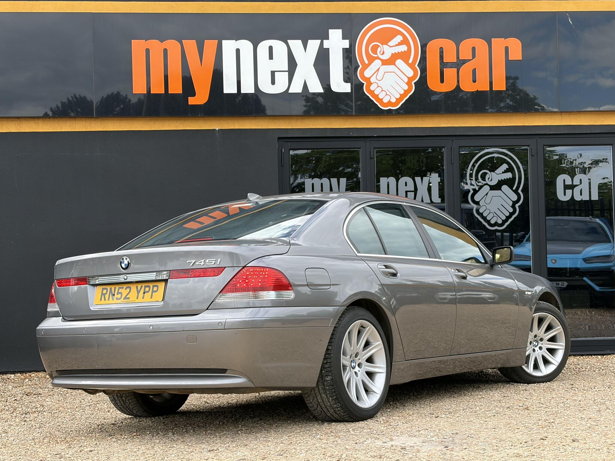 BMW 7 Series view 9