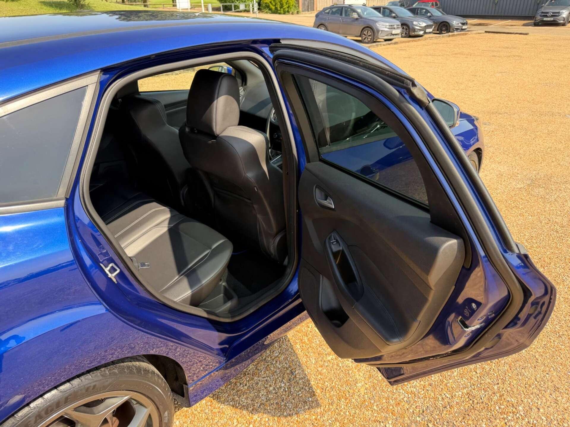 Ford Focus view 15