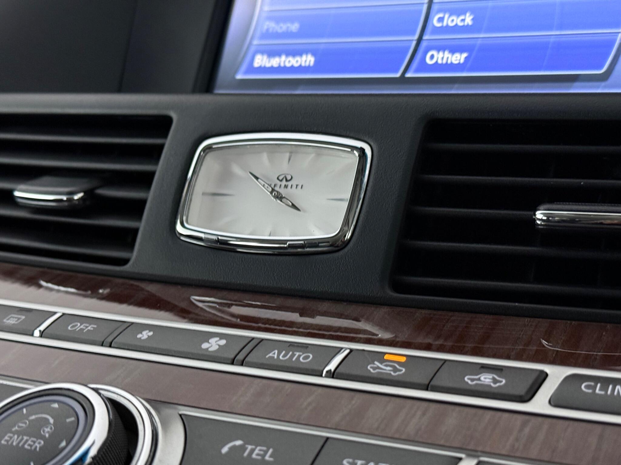 Infiniti Q70 view 21
