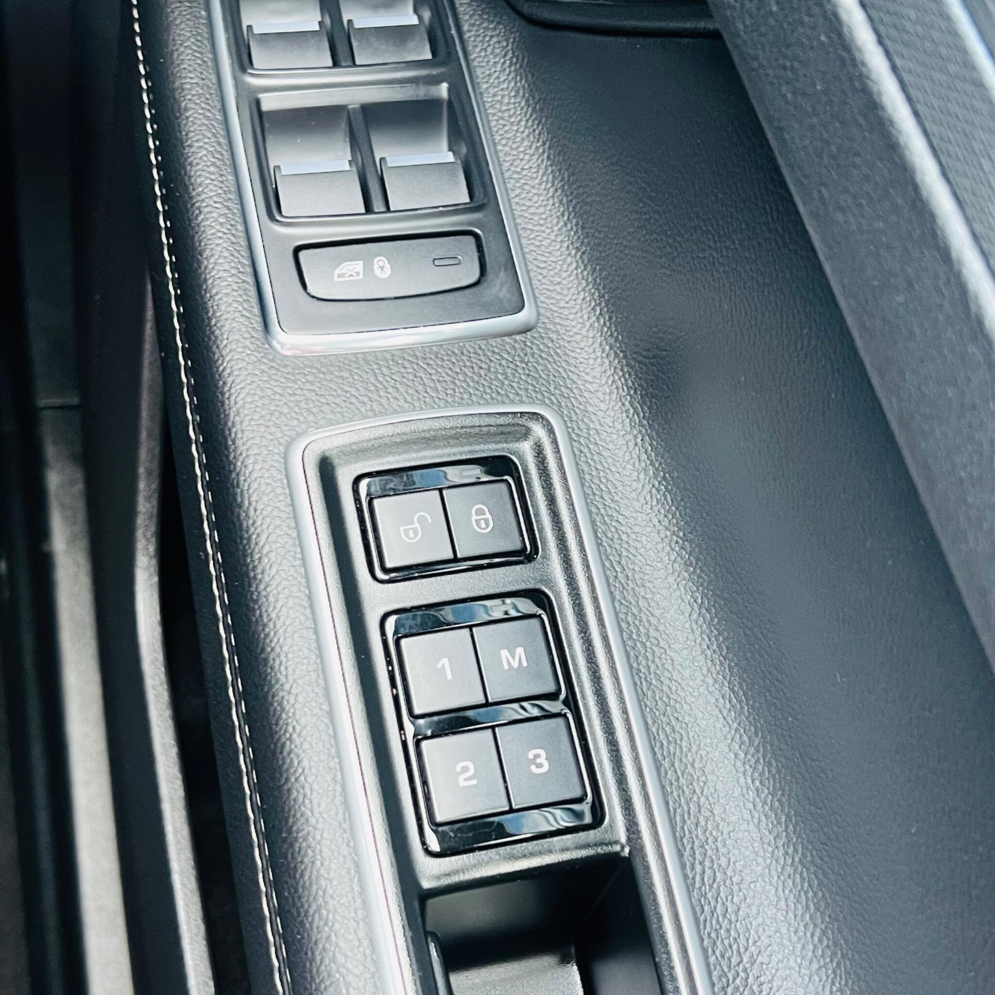 Jaguar XF view 23